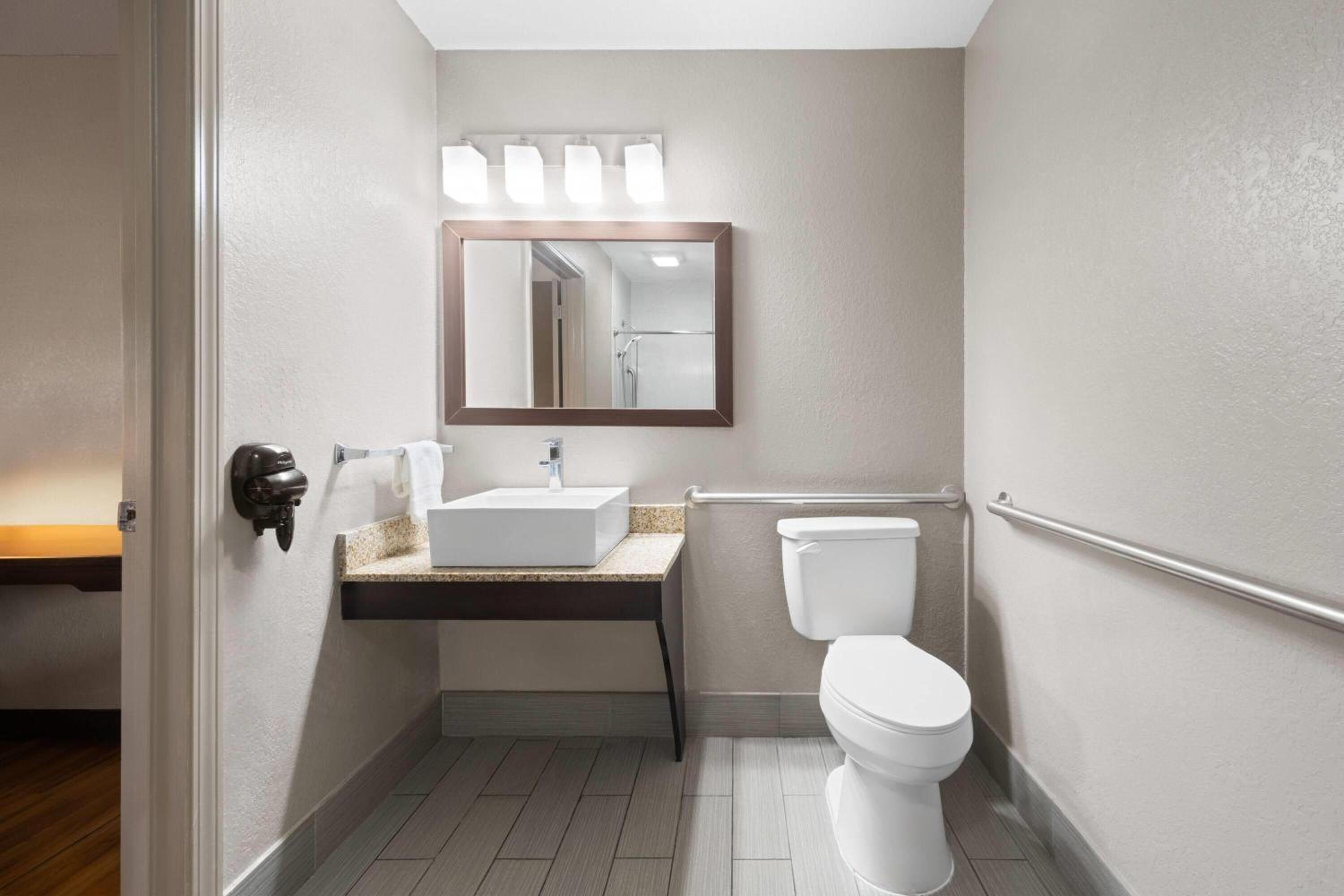King Room with Roll-in Shower - Mobility Access/Non-Smoking photo 3