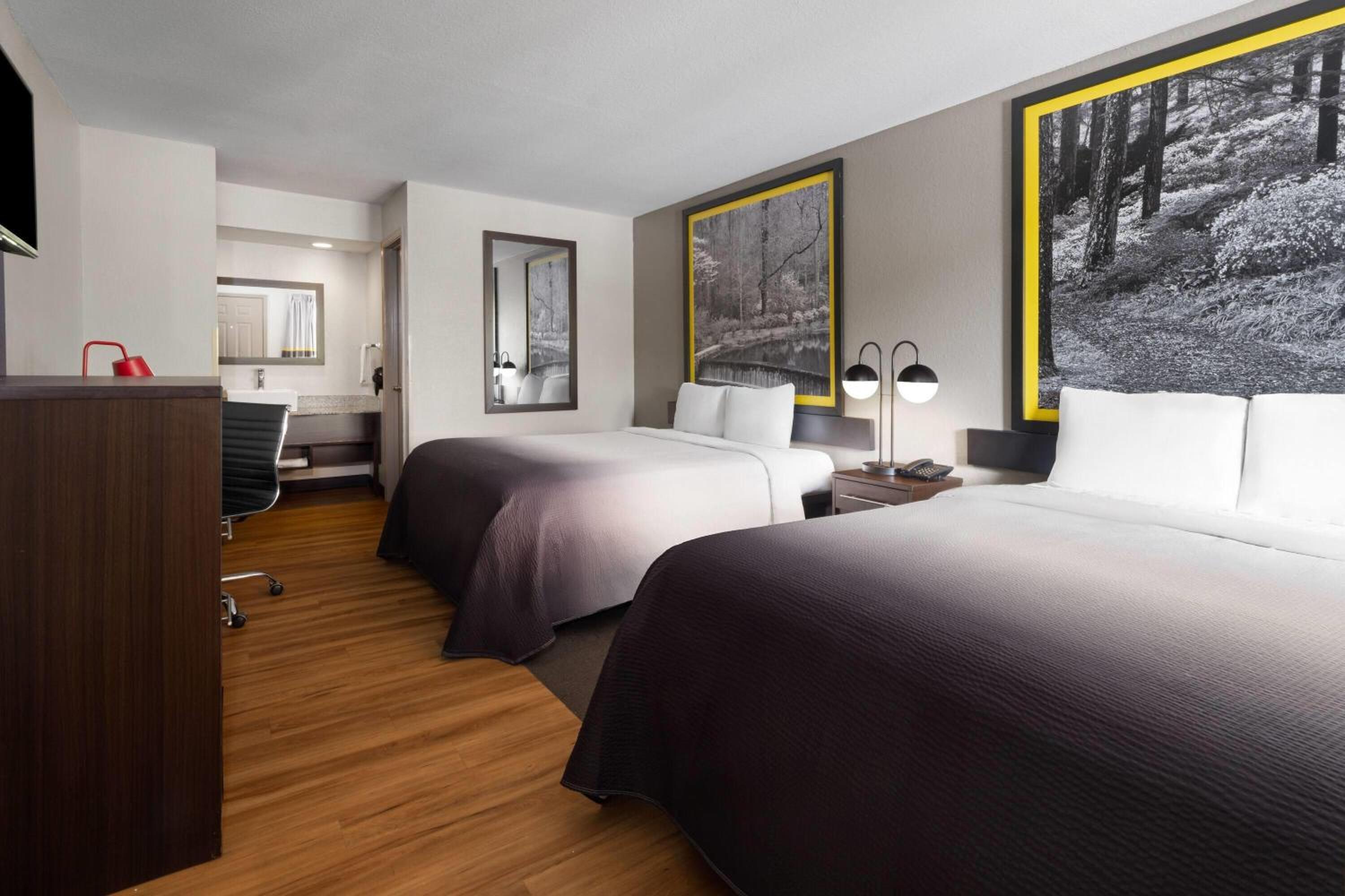 Queen Room with Two Queen Beds - Non-Smoking - Photo 1