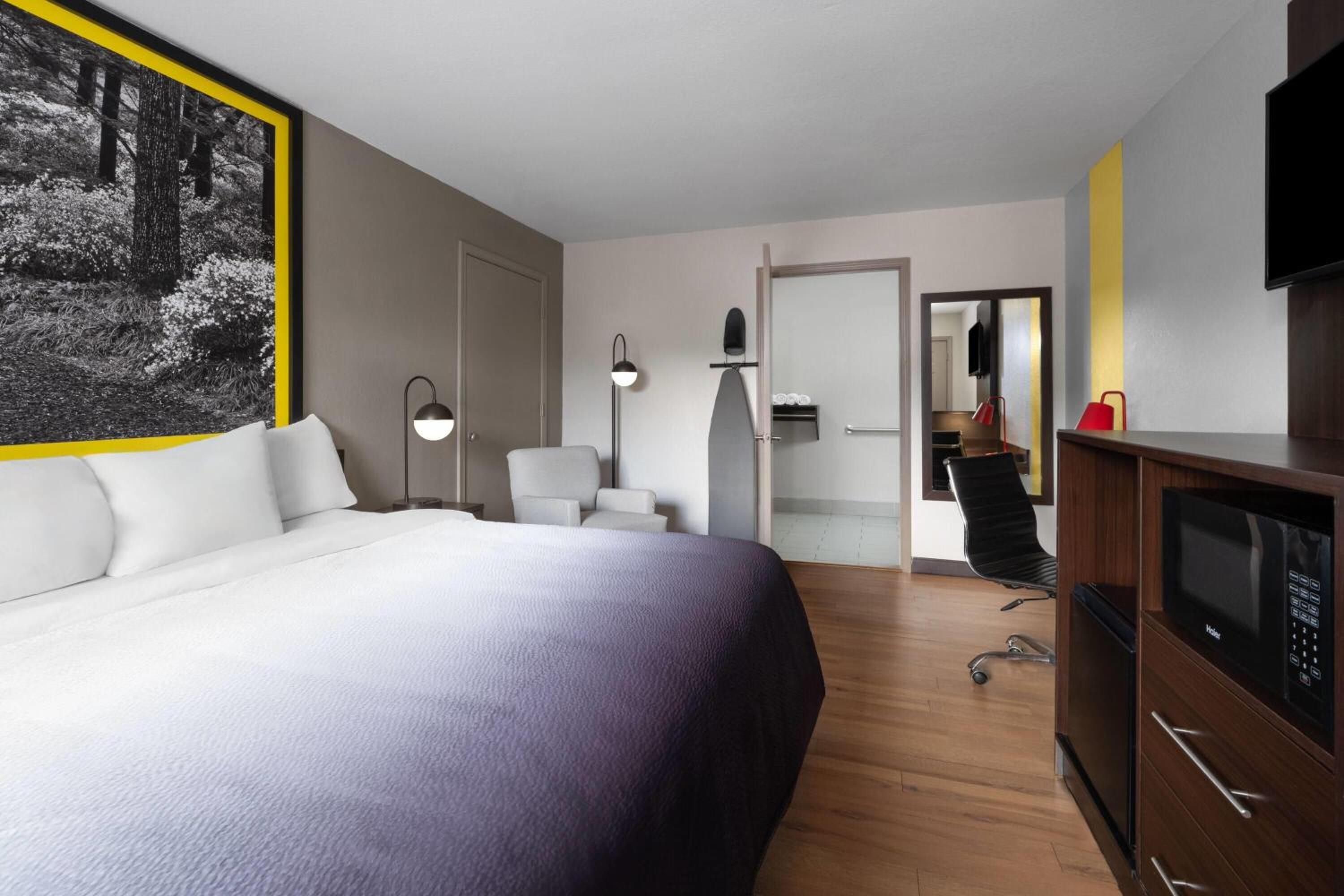 King Room - Non-Smoking photo 1