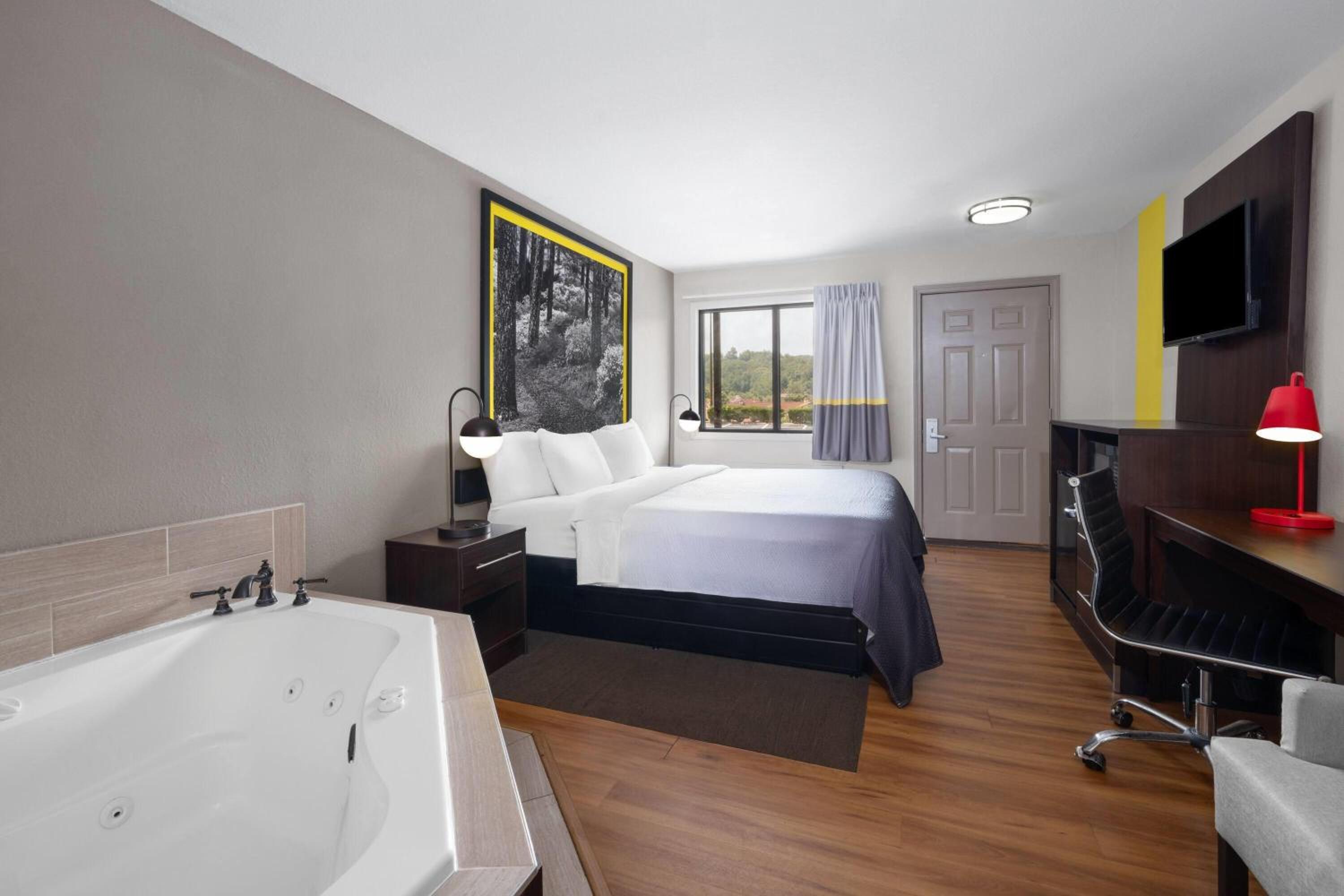 Deluxe King Room - Non-Smoking photo 2