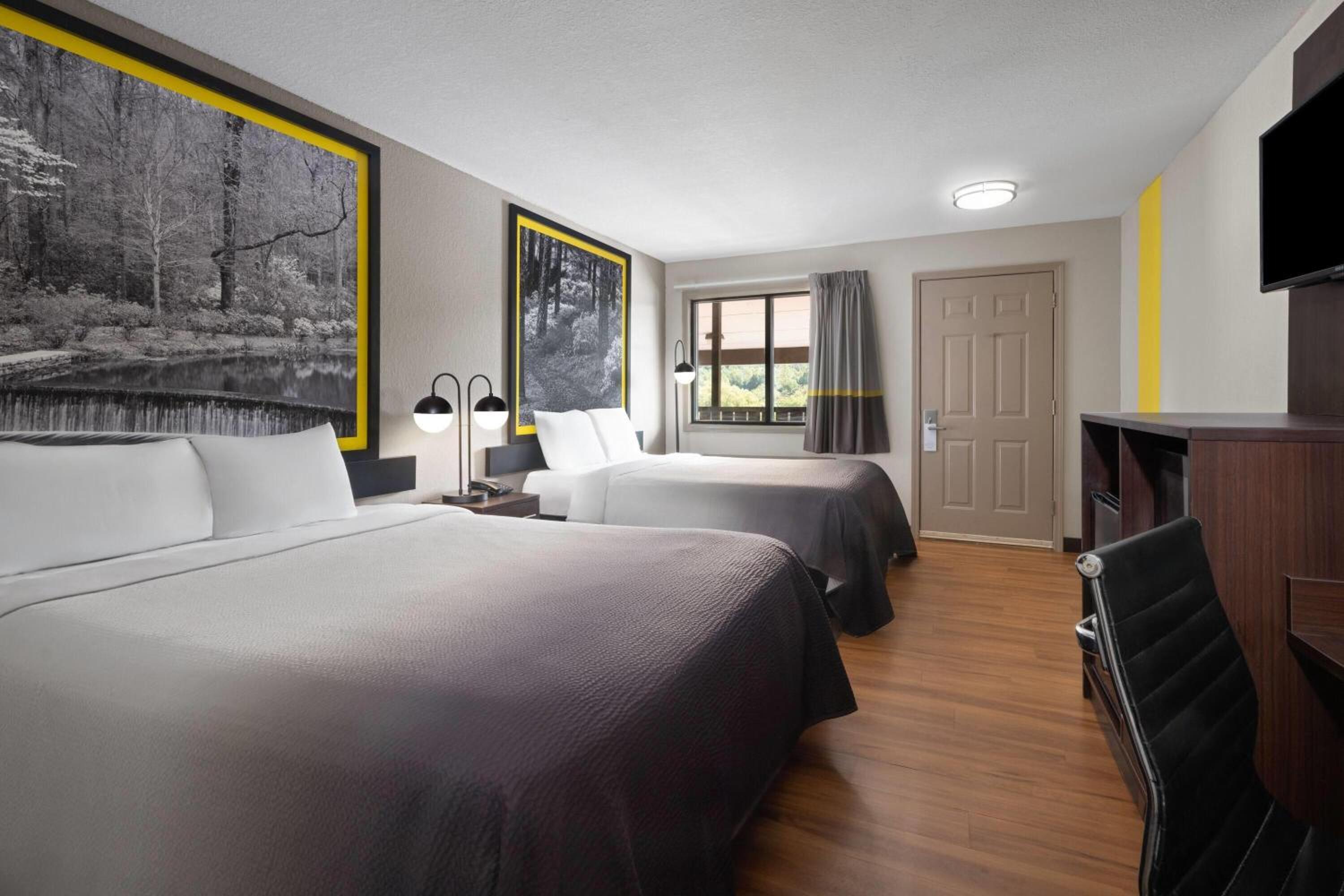 Queen Room with Two Queen Beds - Non-Smoking - Photo 2