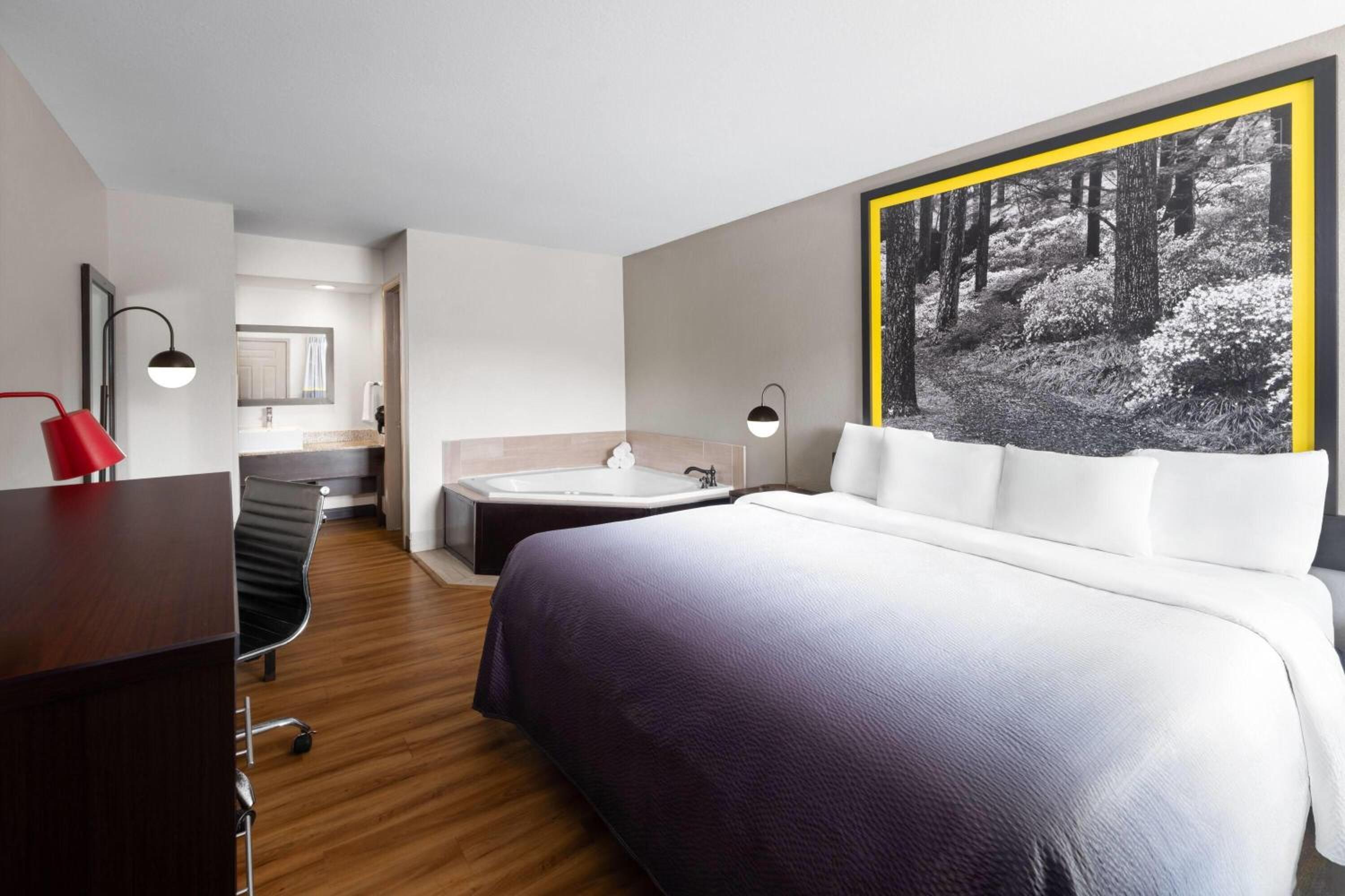 Deluxe King Room - Non-Smoking photo 1