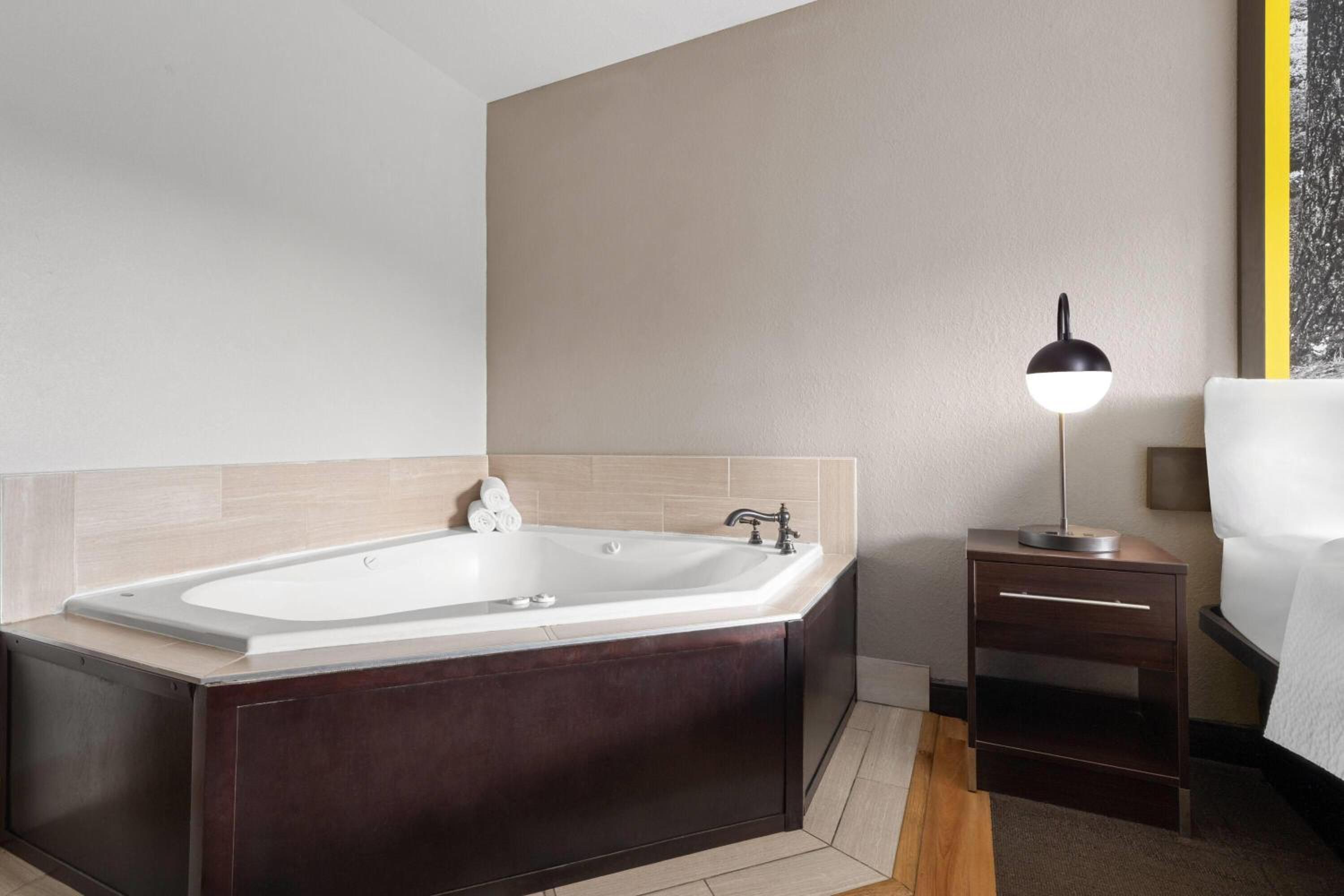 Deluxe King Room - Non-Smoking photo 3