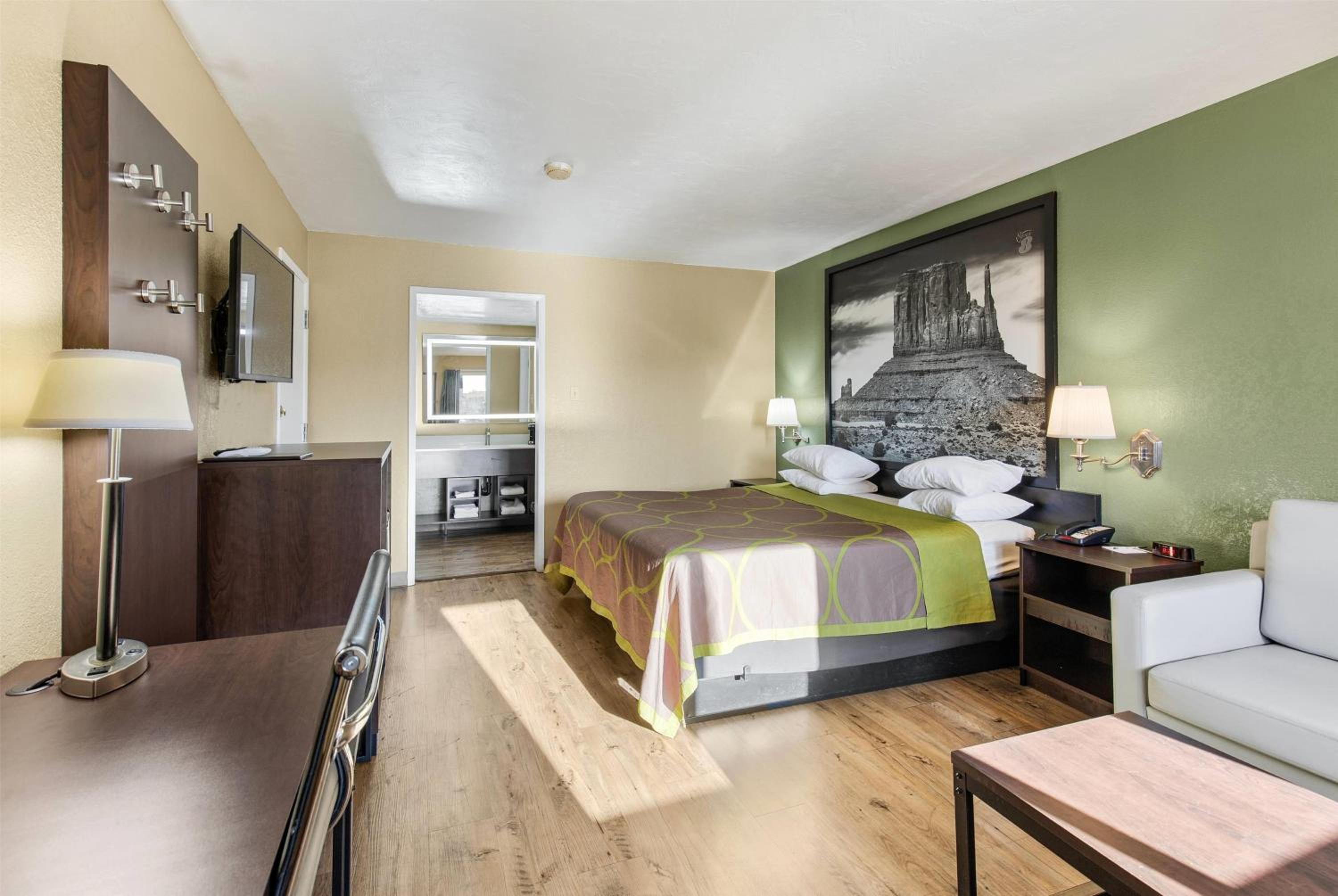 1 King Bed, Efficiency Room, Non-Smoking - Photo 1