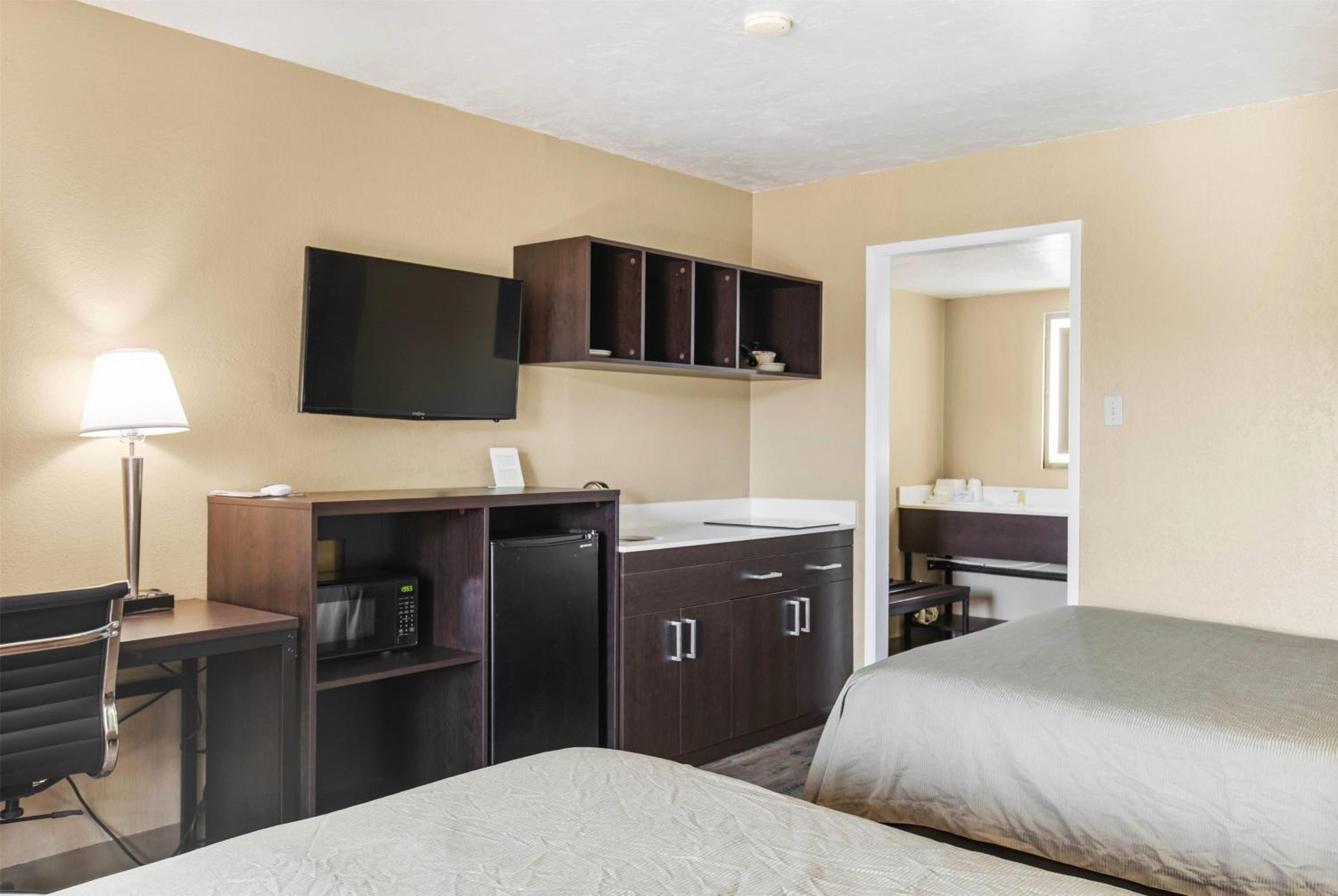 2 Queen Beds, Efficiency Room, Non-Smoking - Photo 1