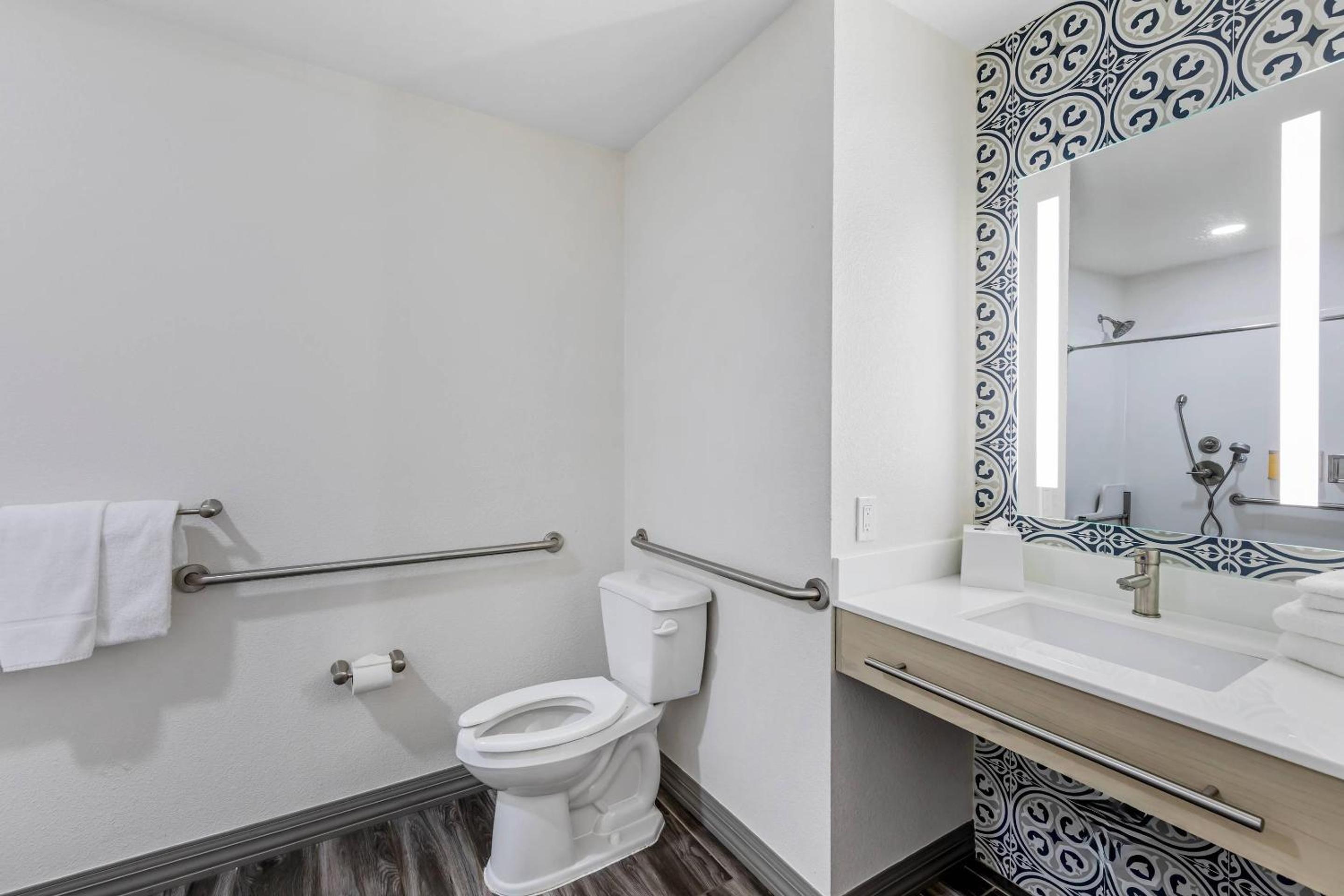 King Room Accessible Tub - Accessible/Non Smoking photo 3