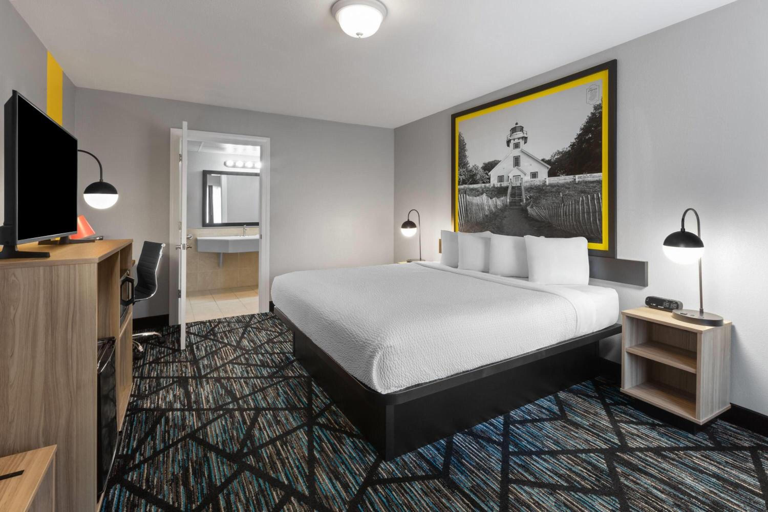 King Room with Roll-in Shower - Mobility Access/Non-Smoking - Photo 1