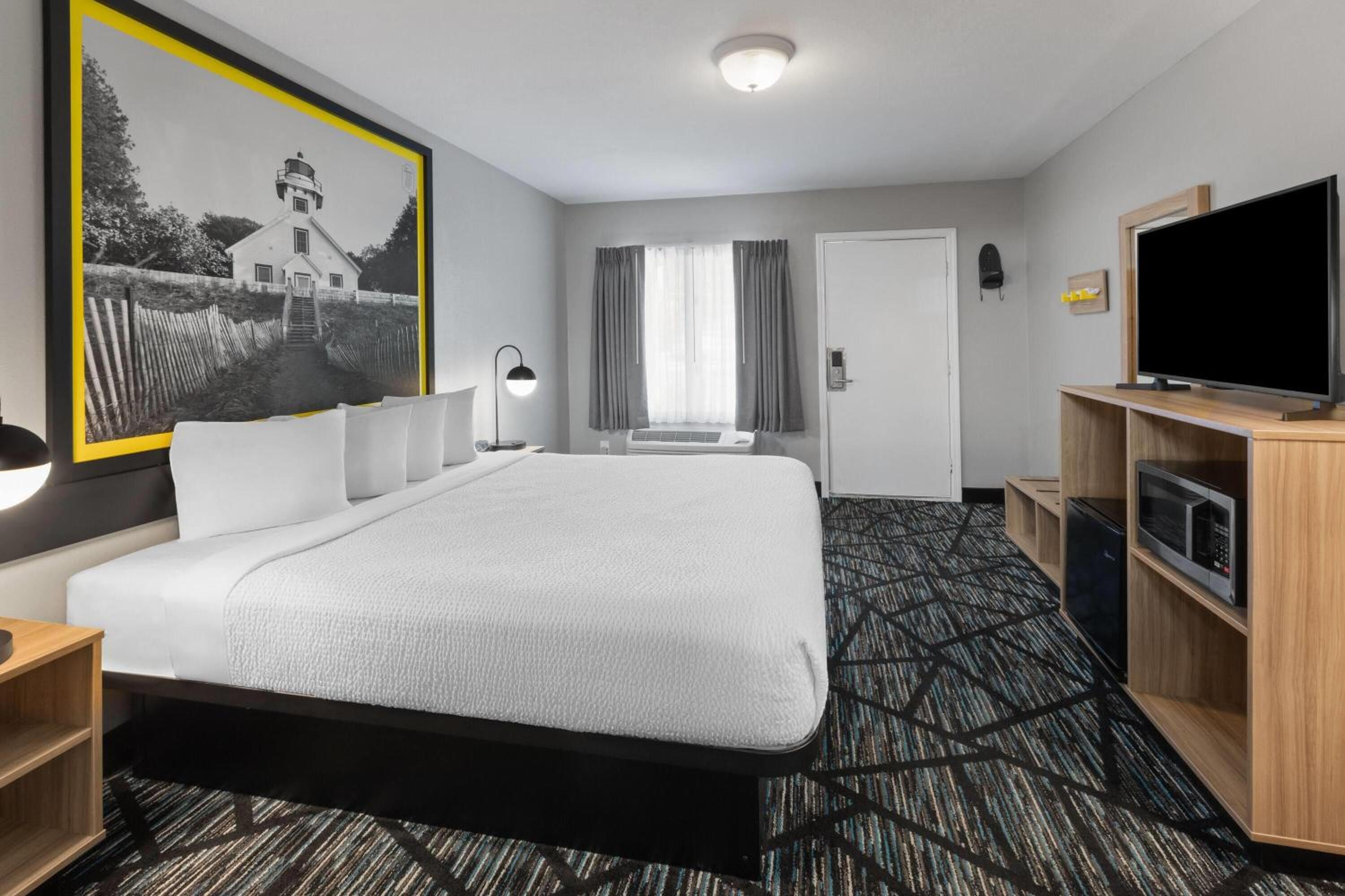 King Room with Roll-in Shower - Mobility Access/Non-Smoking - Photo 2