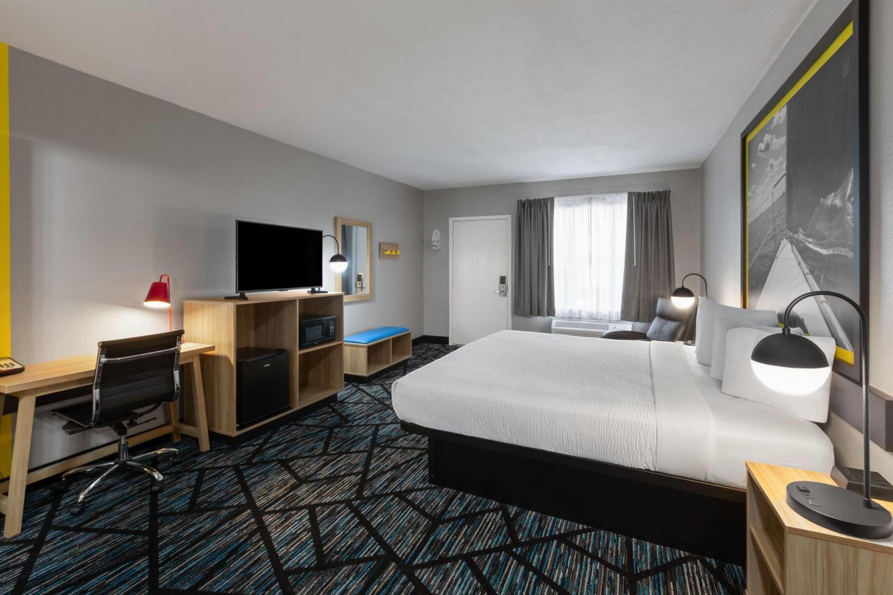 Deluxe King Room - Non-Smoking - Photo 2