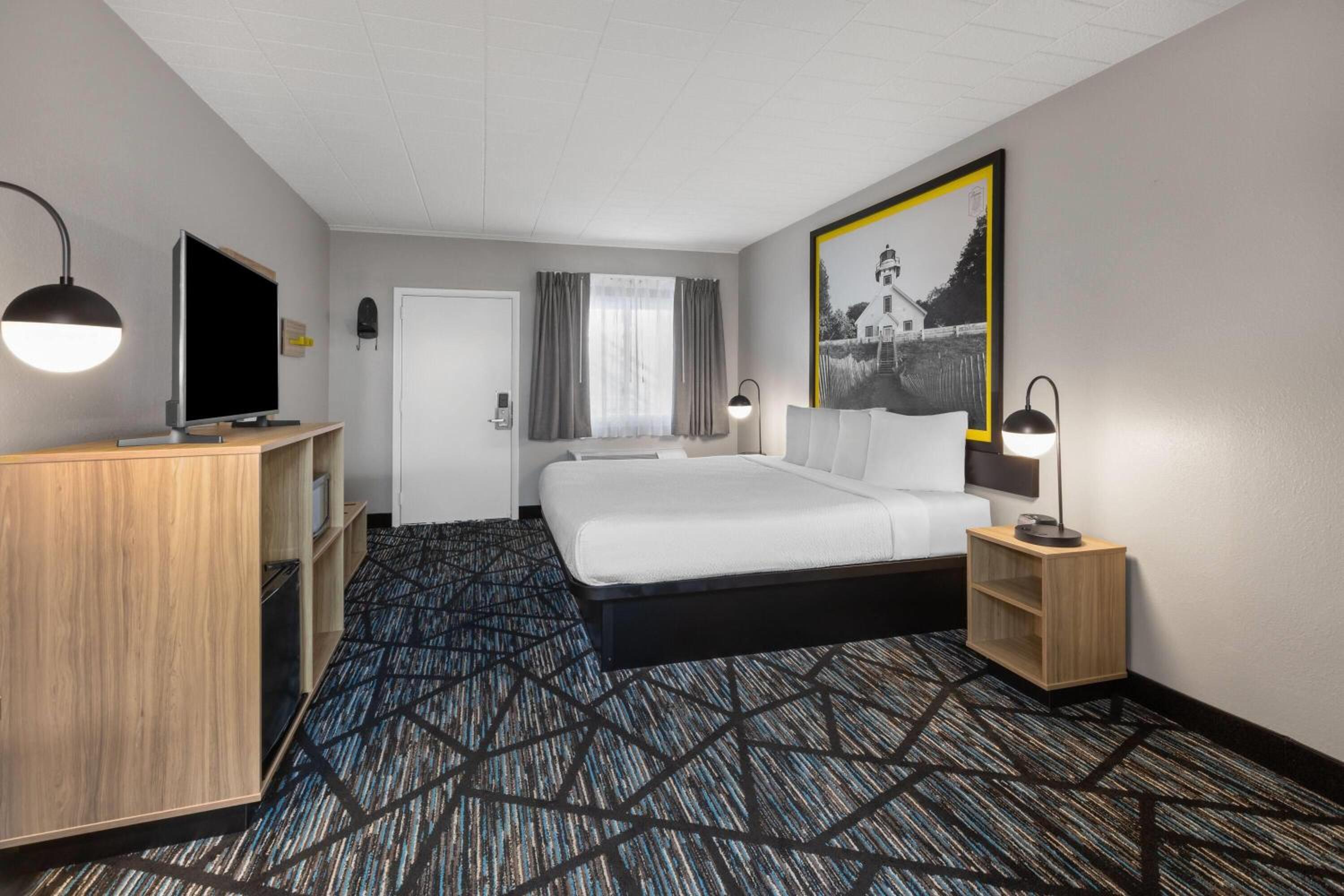 King Room - Non-Smoking - Photo 2