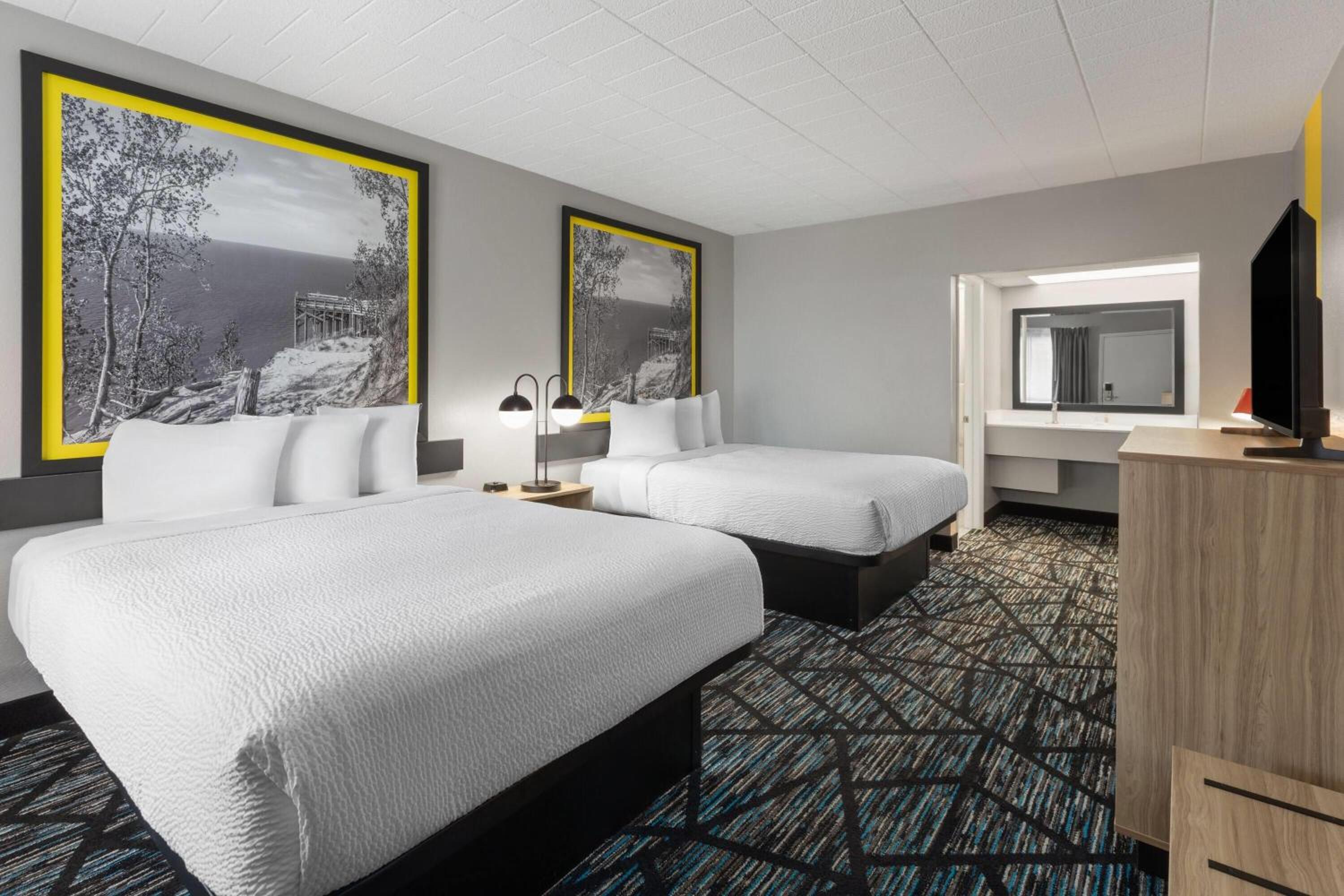 Queen Room with Two Queen Beds - Non-Smoking - Photo 3