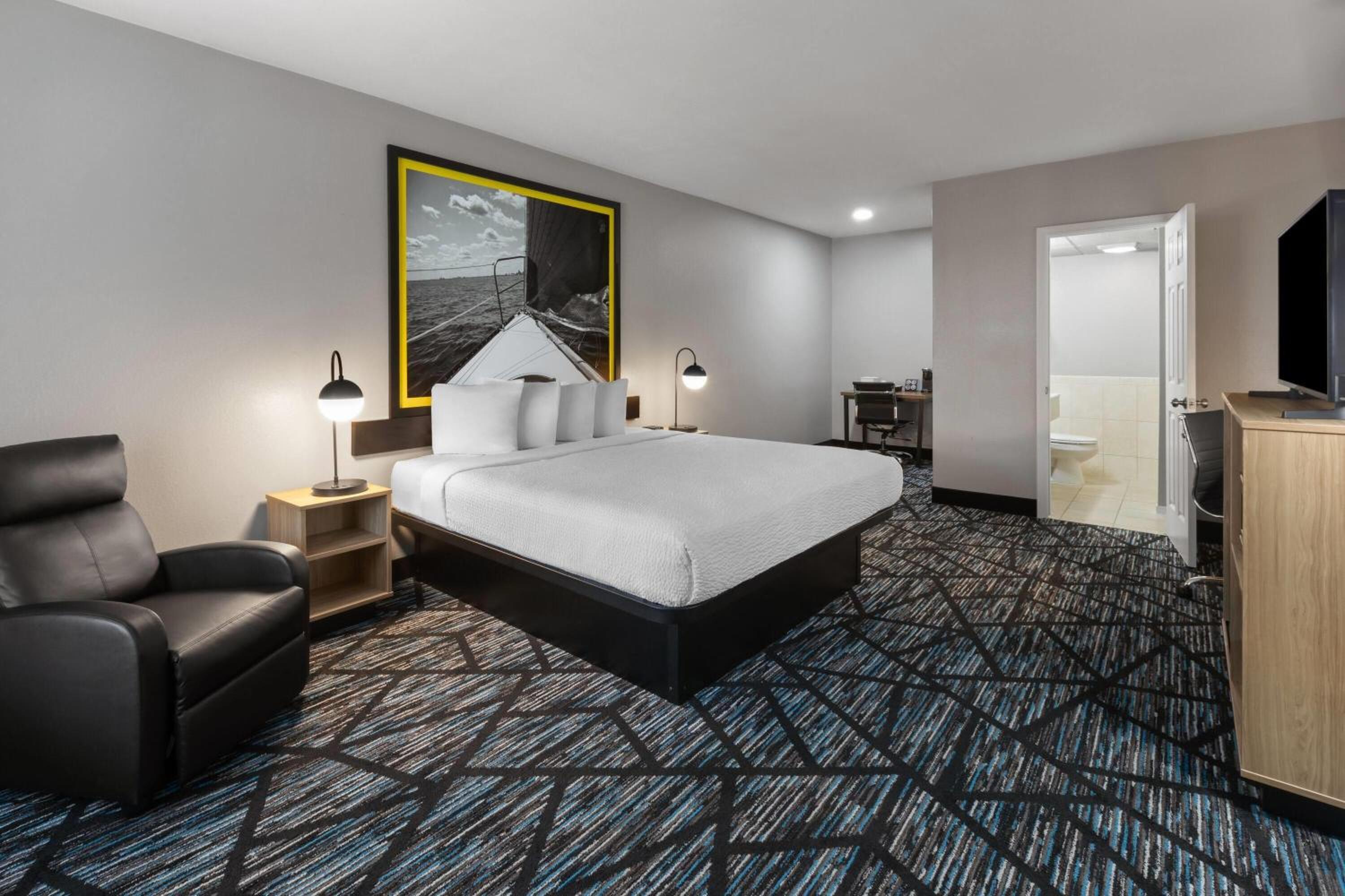 Deluxe King Room - Non-Smoking - Photo 1