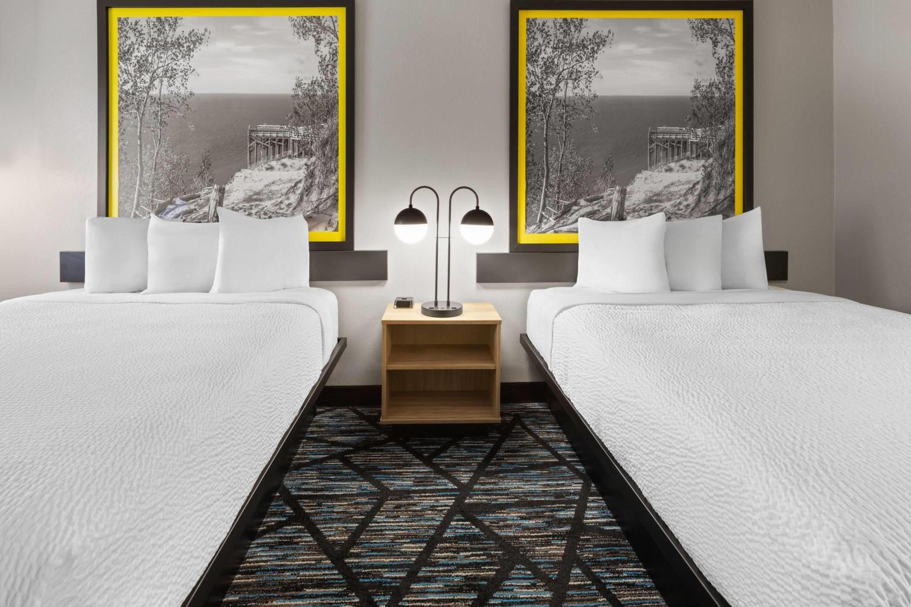 Queen Room with Two Queen Beds - Non-Smoking - Photo 4