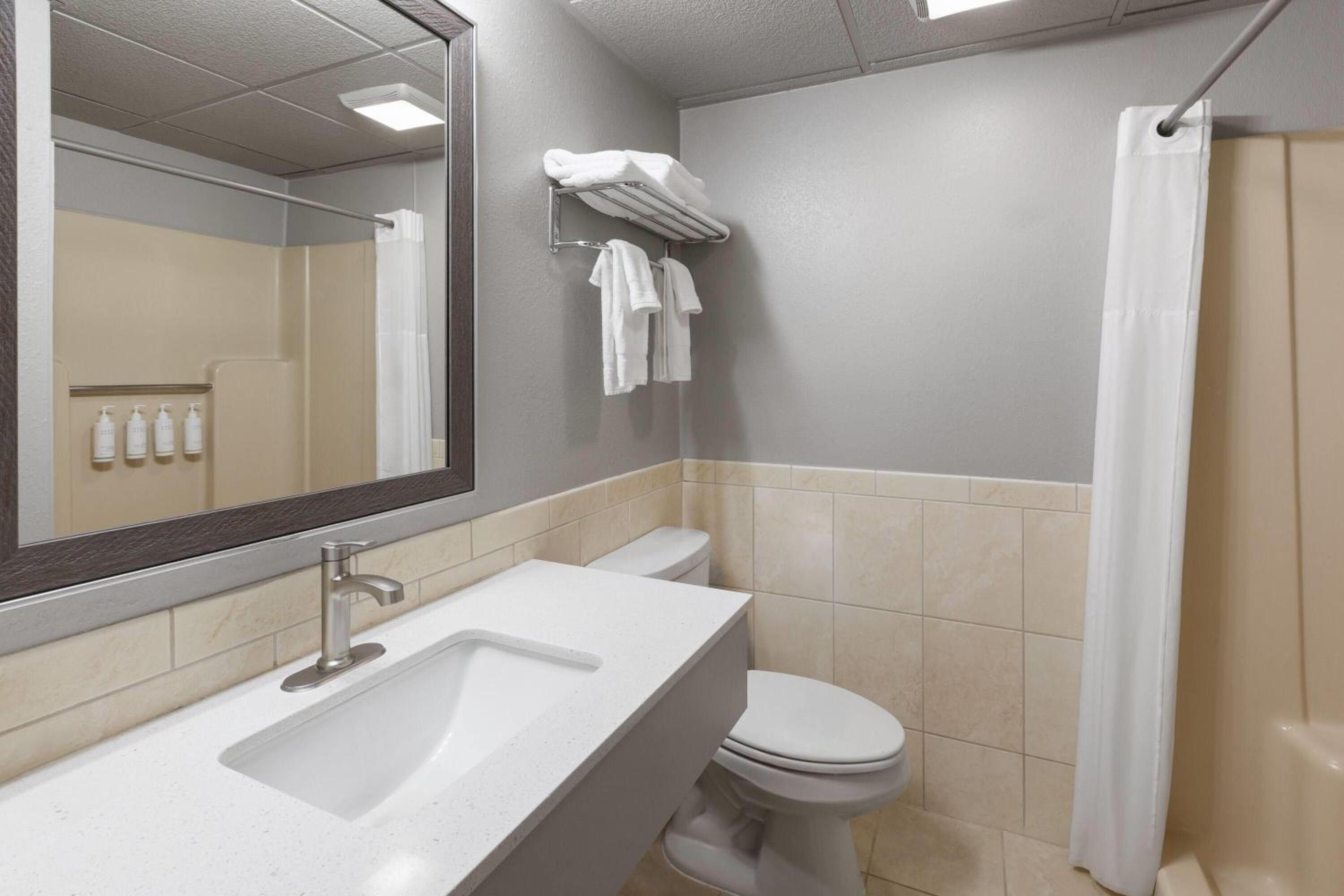 Deluxe King Room - Non-Smoking - Photo 3