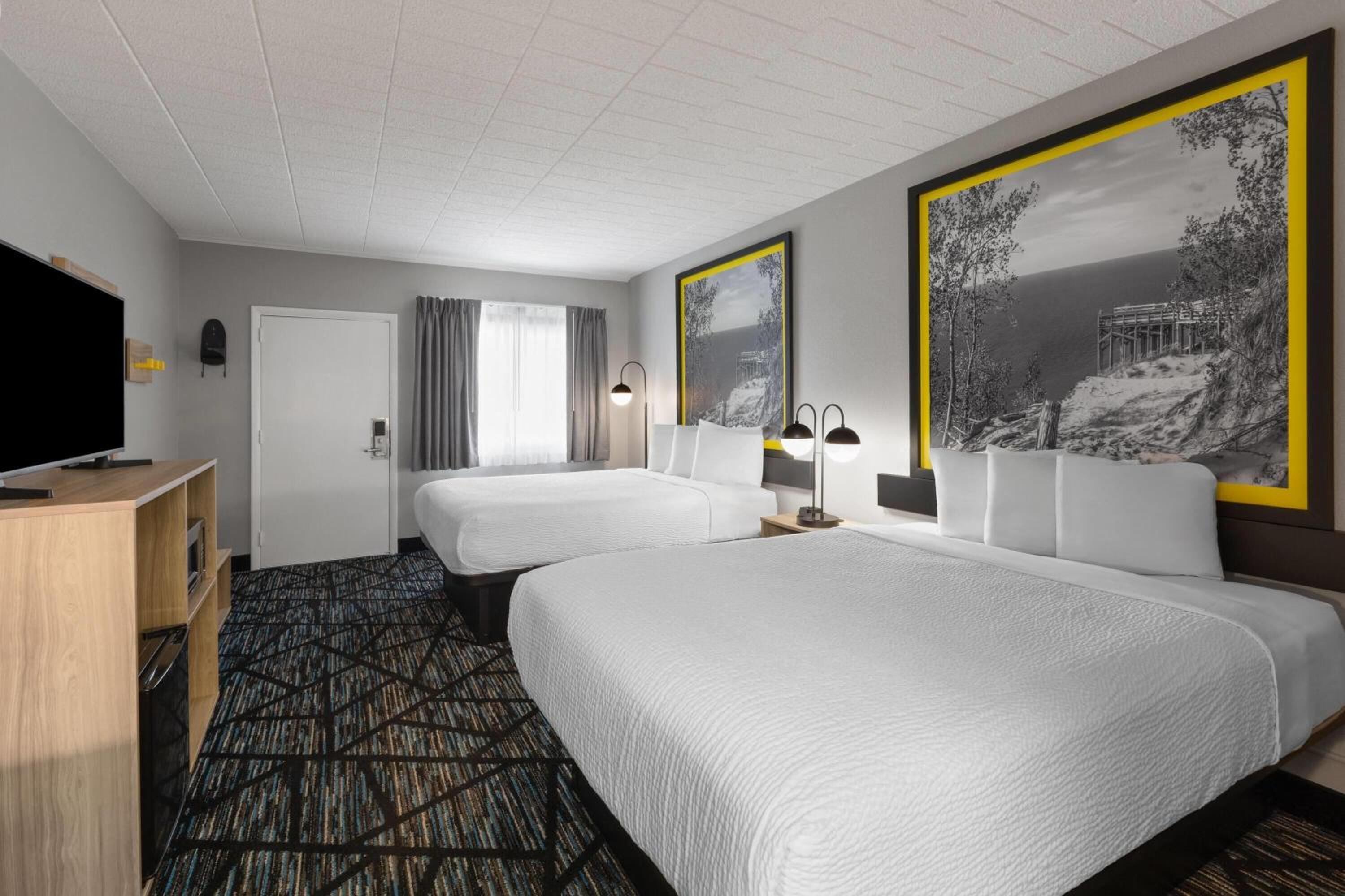 Queen Room with Two Queen Beds - Non-Smoking - Photo 5