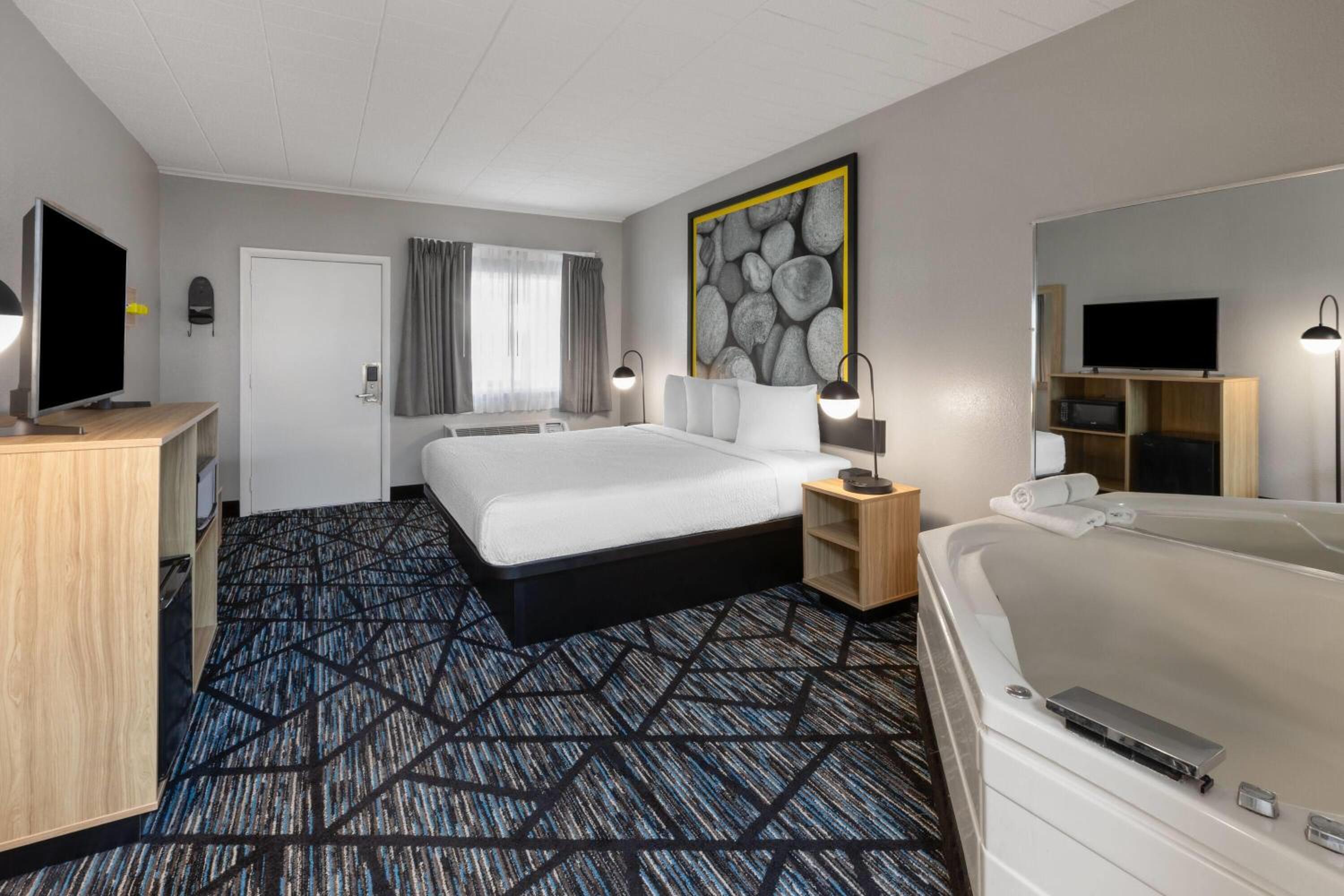 Deluxe King Room with Jetted Tub - Non-Smoking - Photo 4