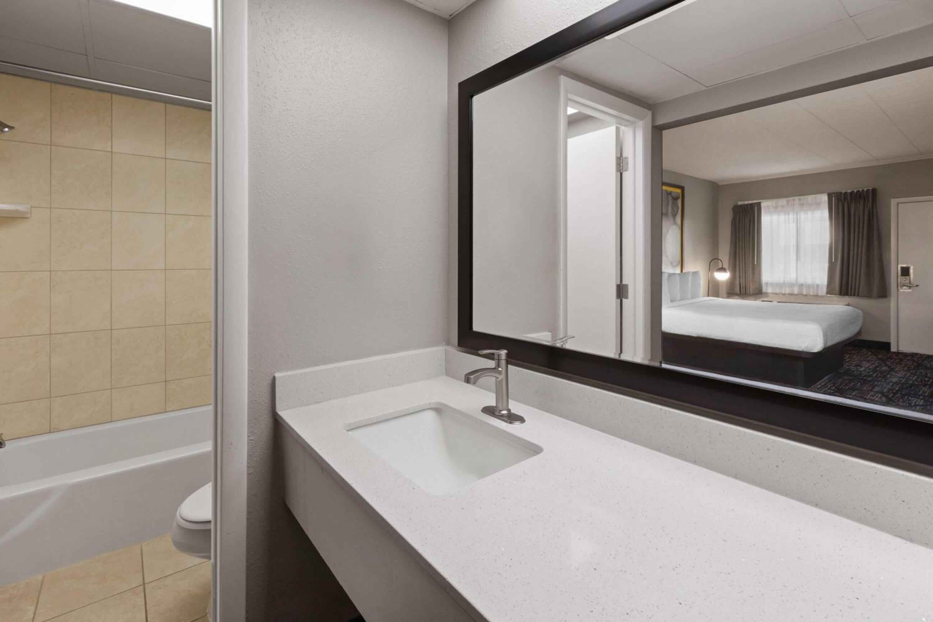 Deluxe King Room with Jetted Tub - Non-Smoking - Photo 5