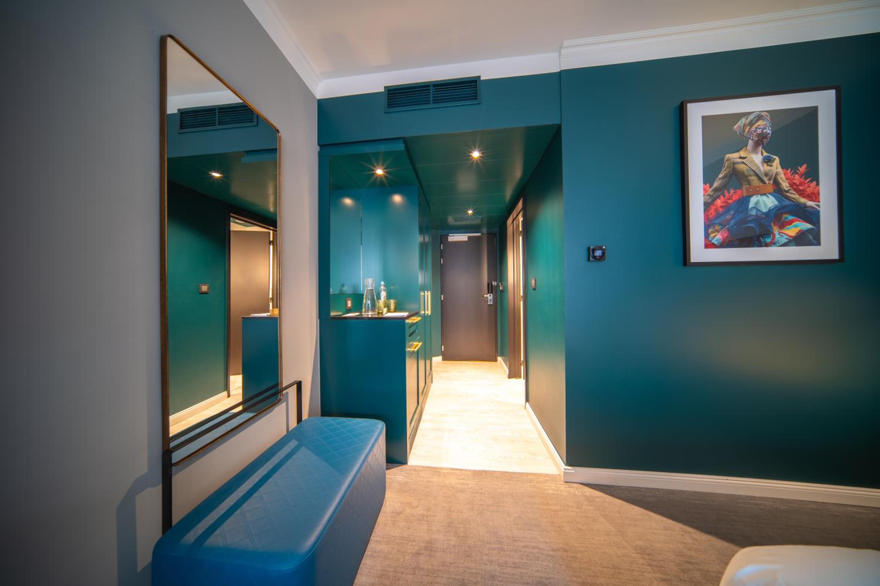 Superior King Room - City side - Photo 6