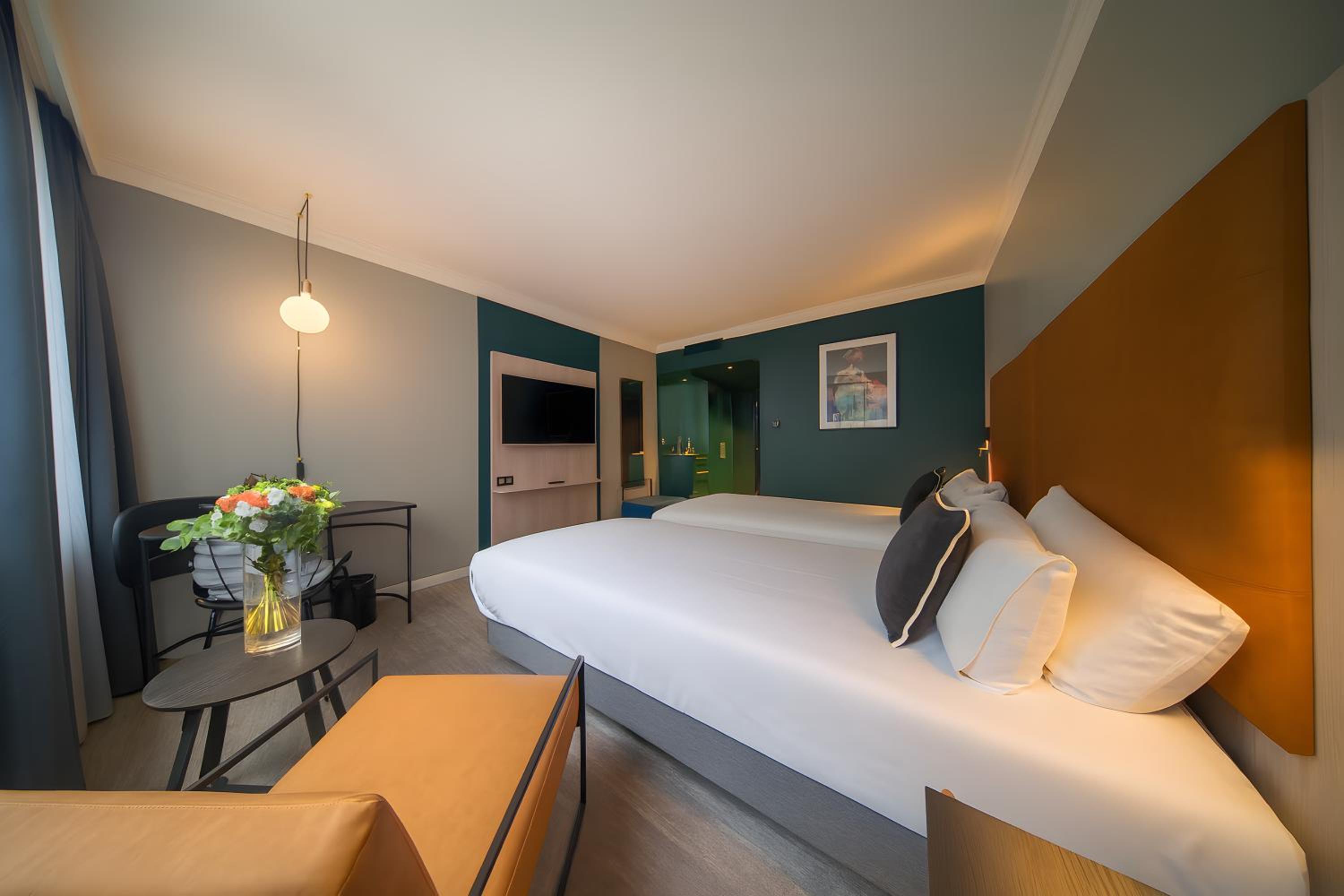 Superior Twin Room - City Side - Photo 8