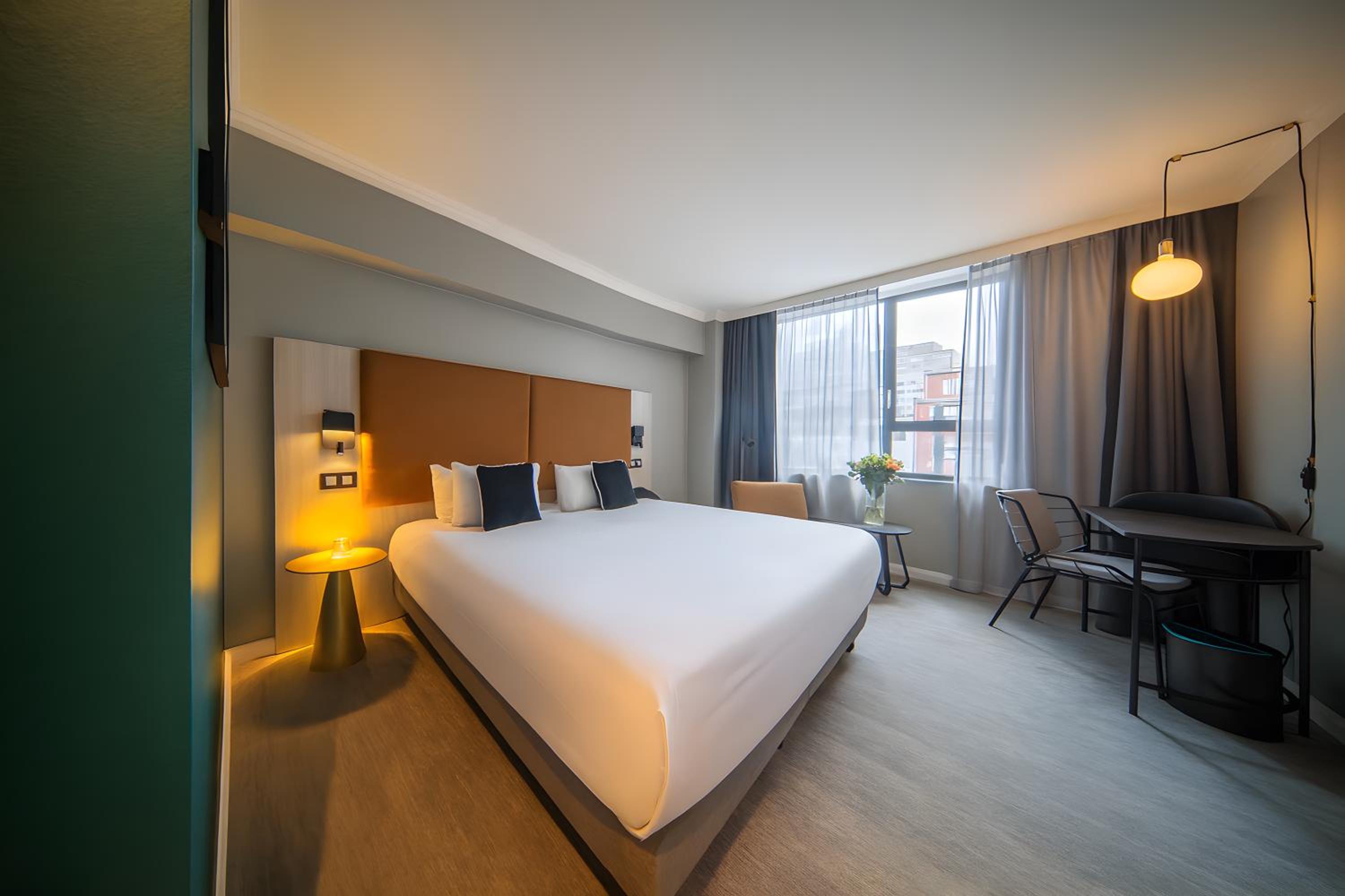 Superior King Room - City side - Photo 8