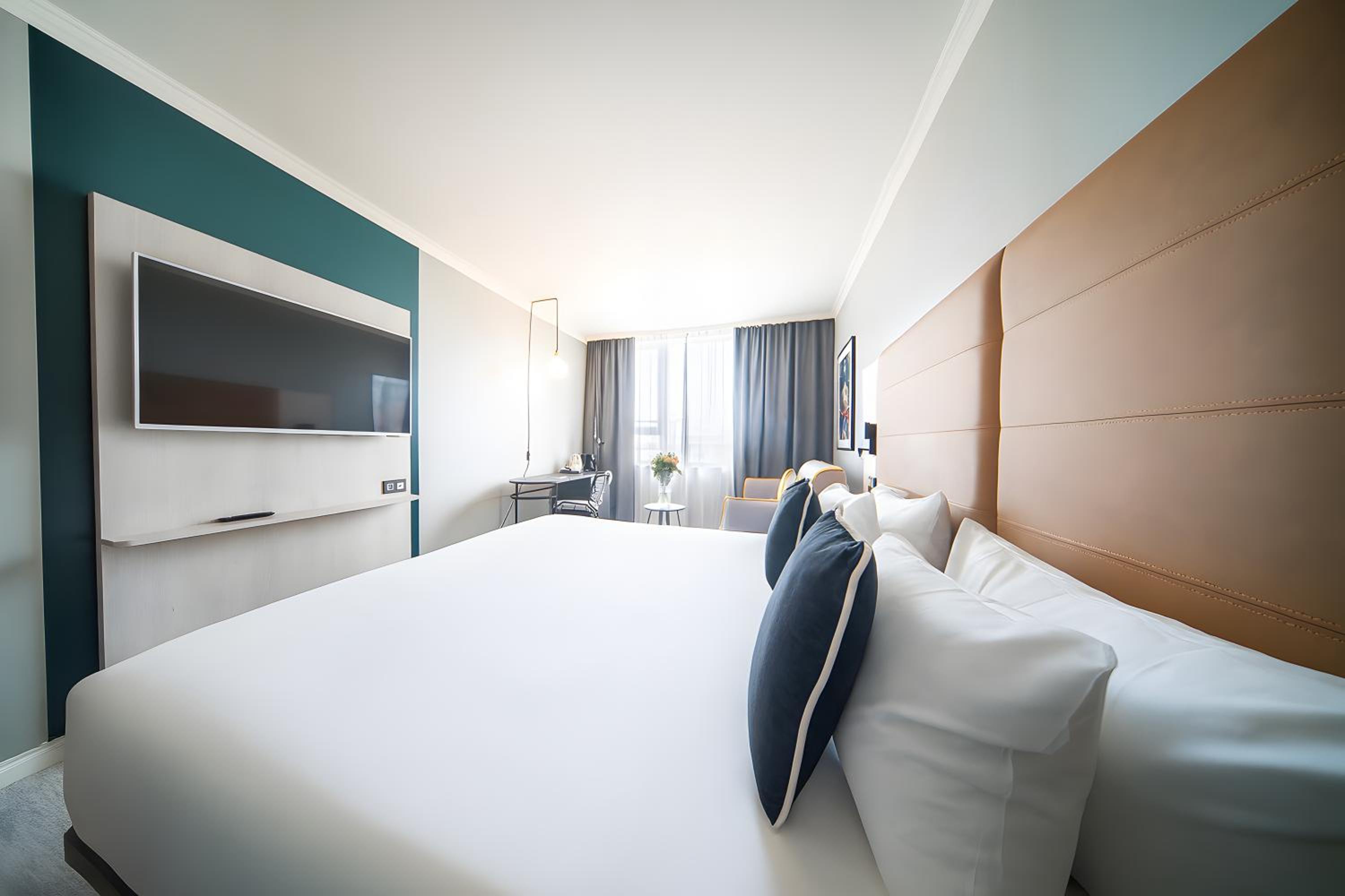 Superior Room with King Bed and Sofa Bed - Photo 10