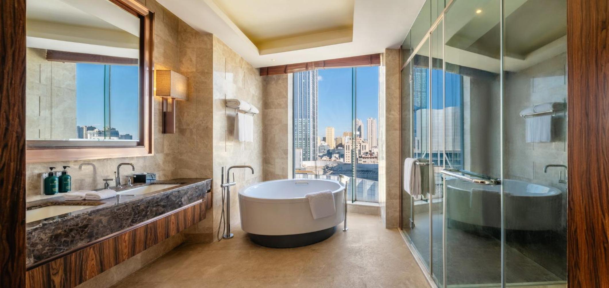 One-Bedroom Standard Suite with Lounge Access