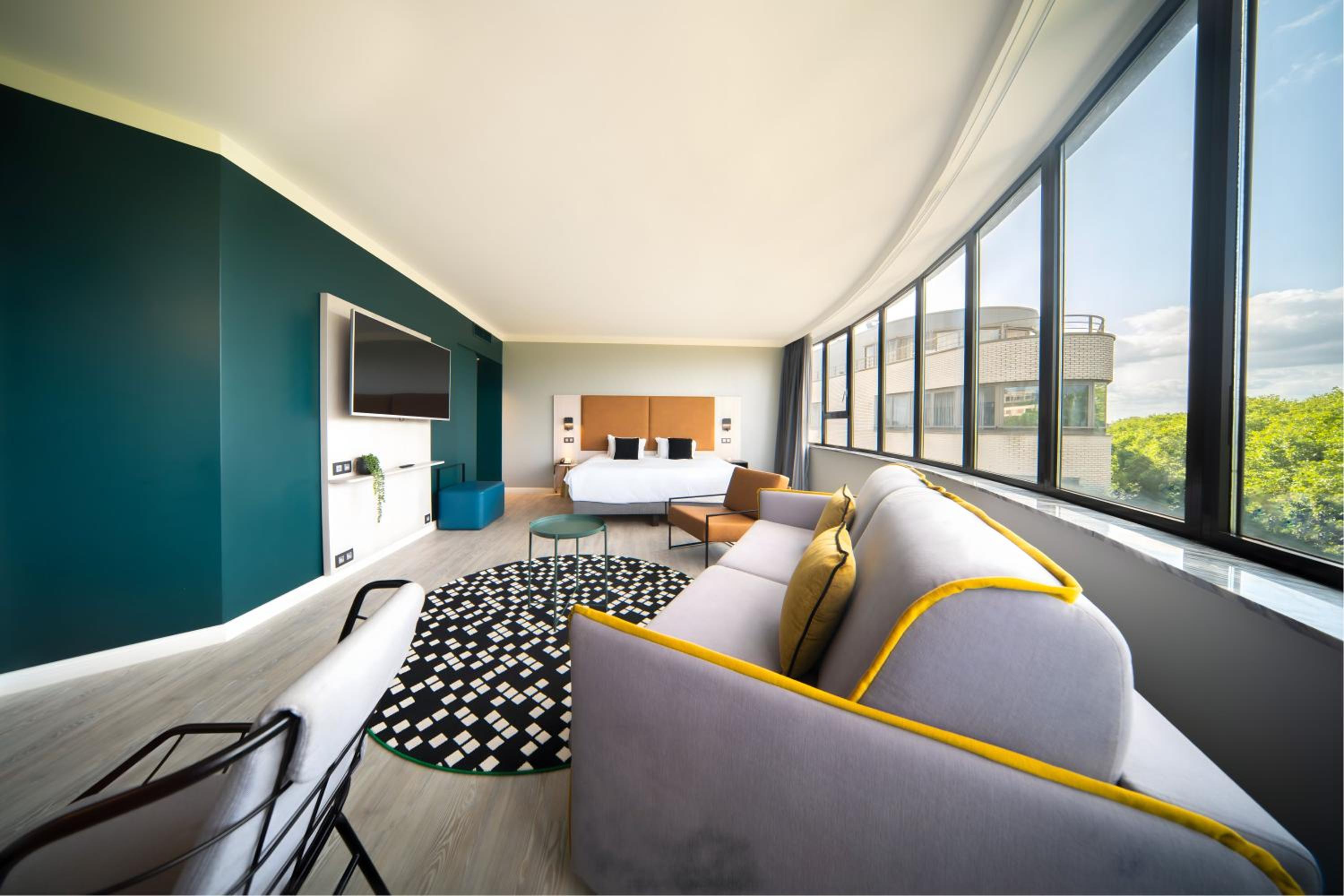 Junior Suite with King Bed and Sofa Bed - Photo 7