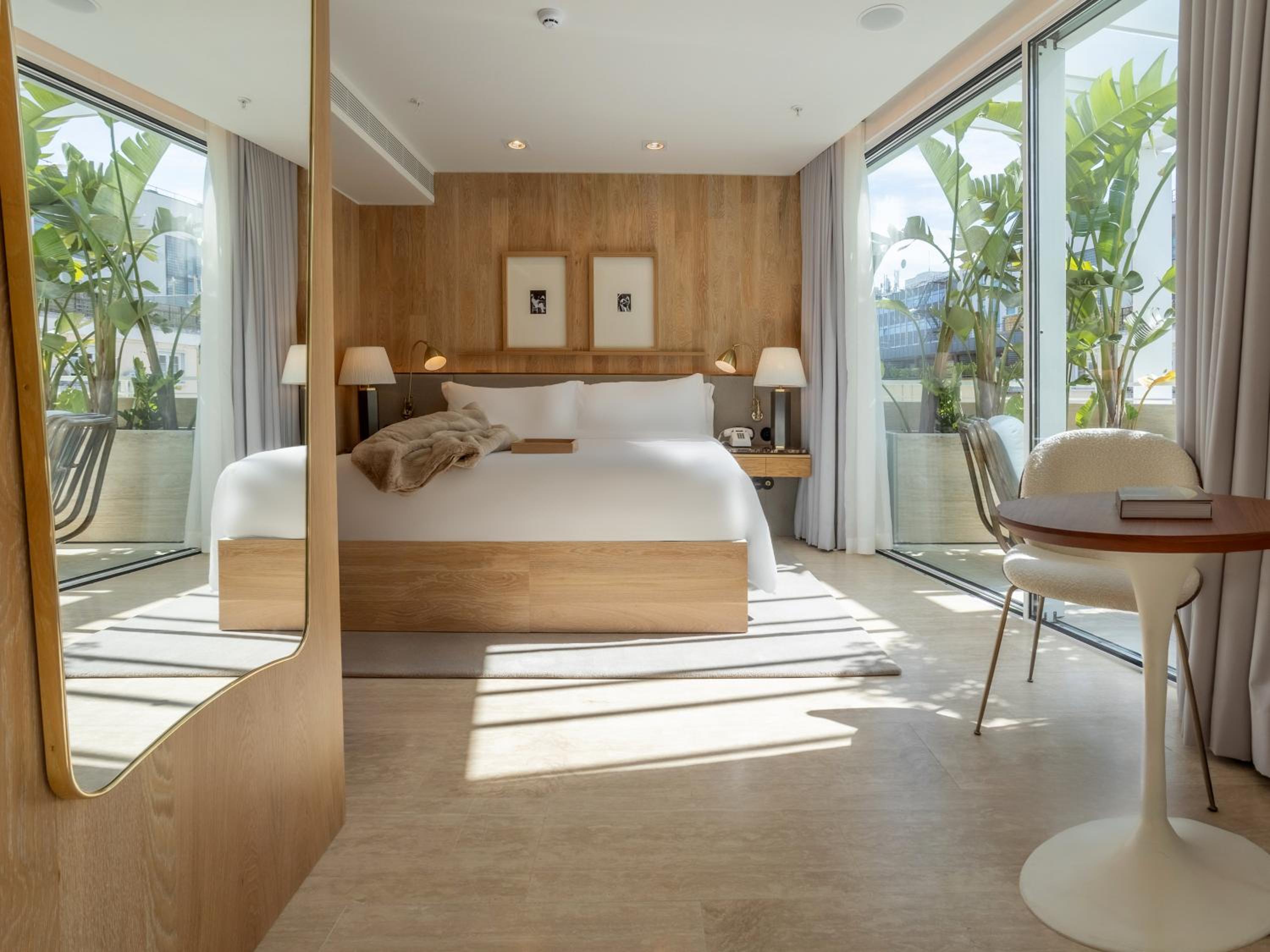 Contemporary Suite with Balcony - Photo 1