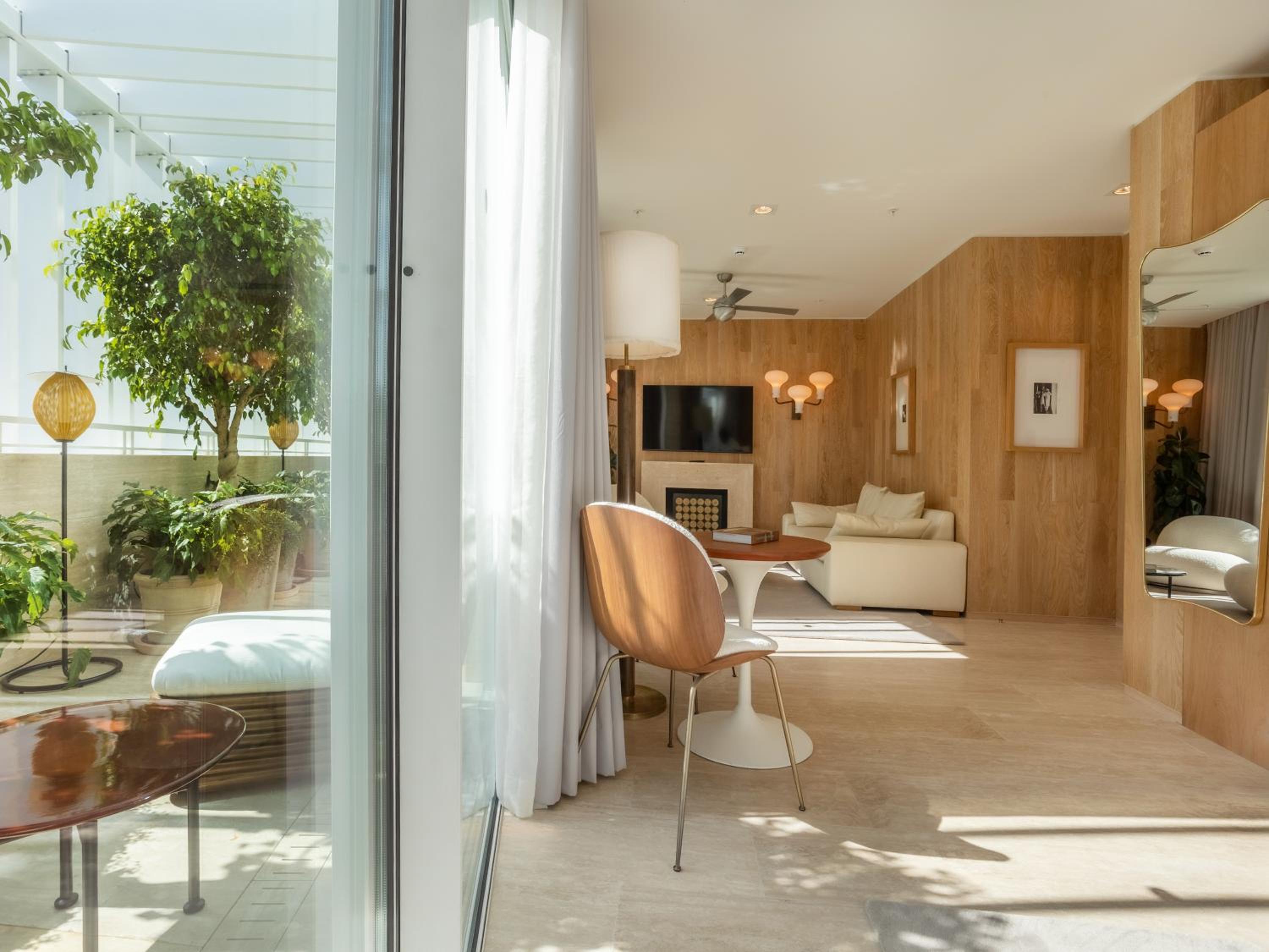 Contemporary Suite with Balcony - Photo 3