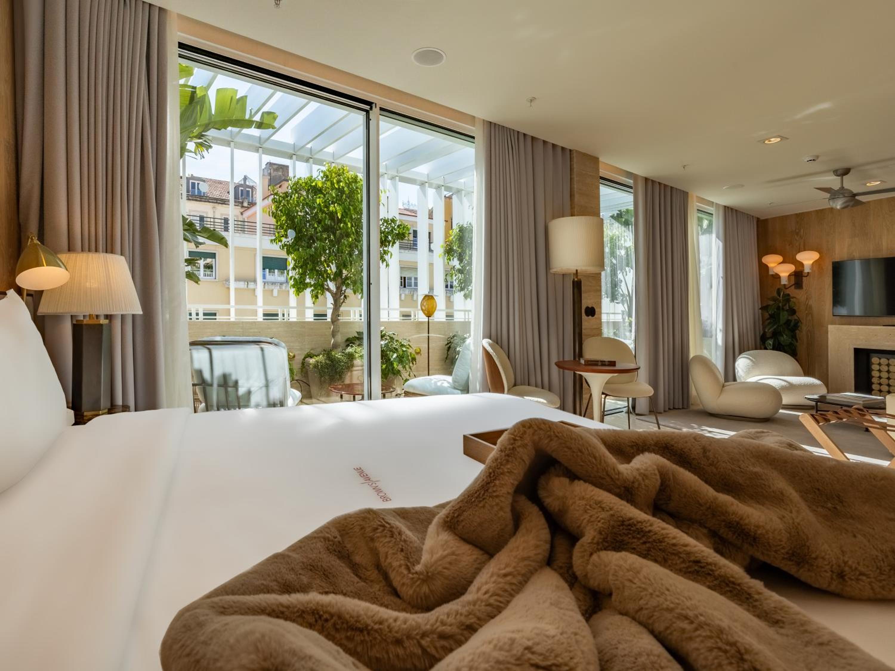 Contemporary Suite with Balcony - Photo 8