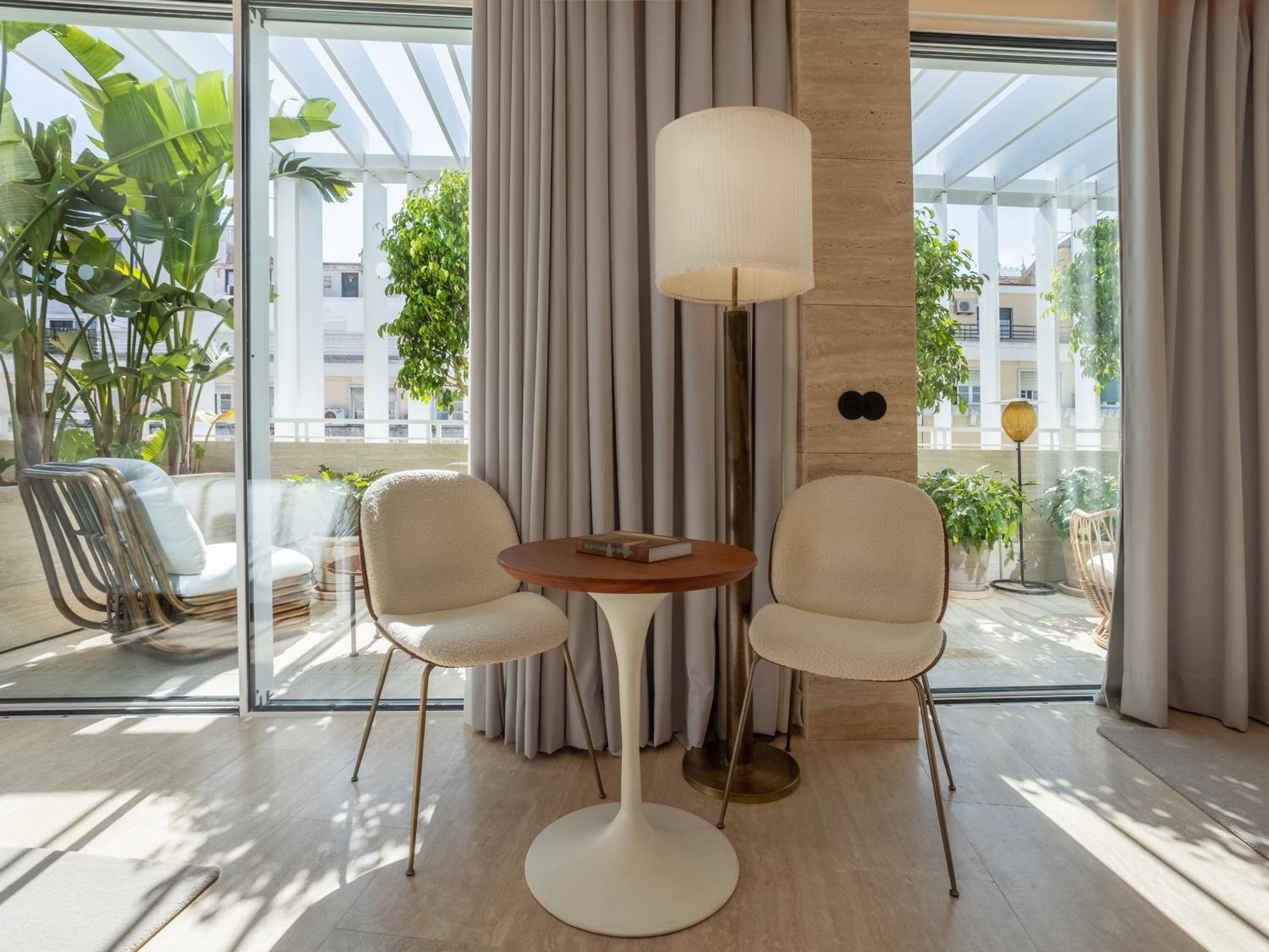 Contemporary Suite with Balcony - Photo 7