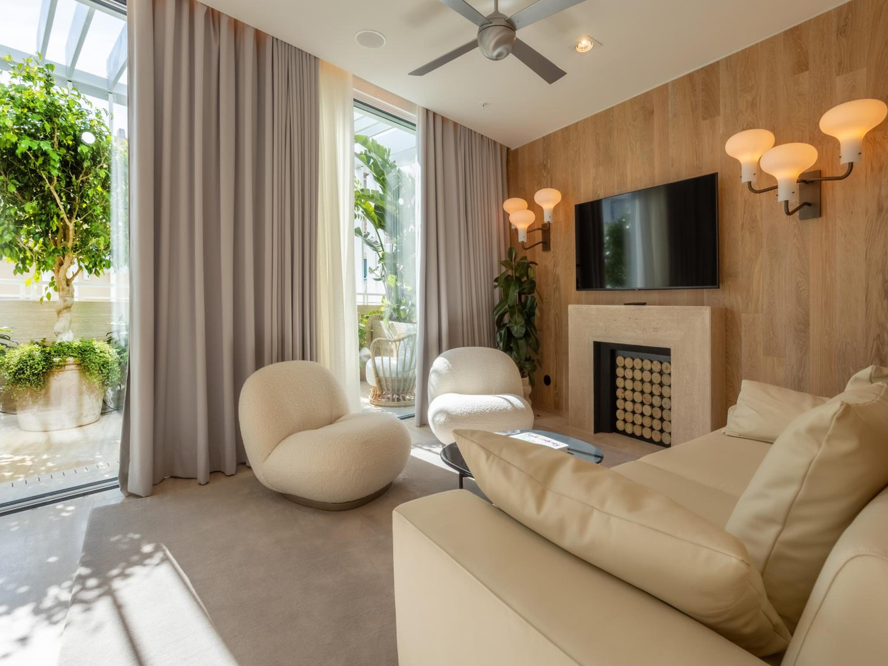 Contemporary Suite with Balcony - Photo 4