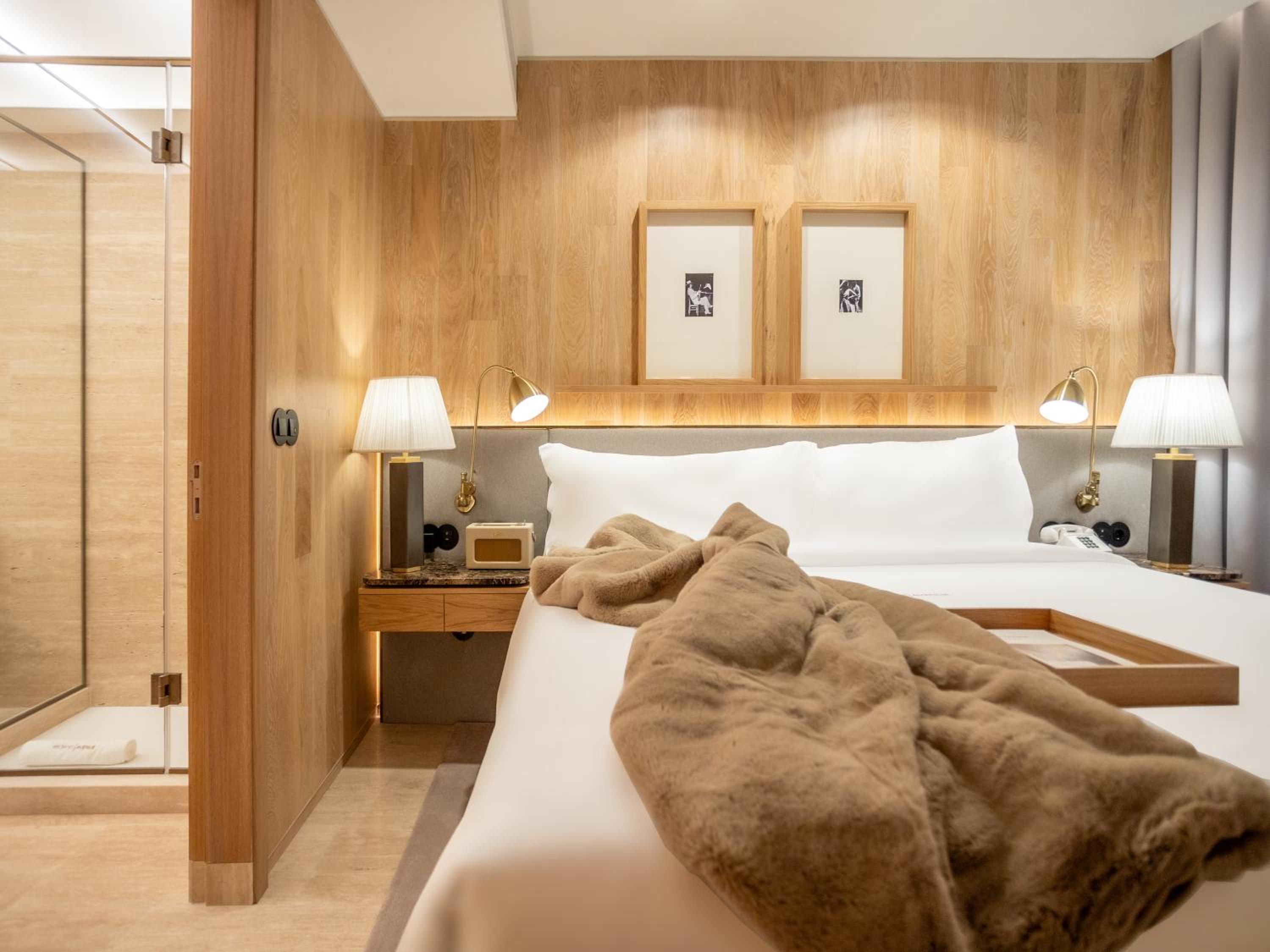 Contemporary Suite with Balcony - Photo 11