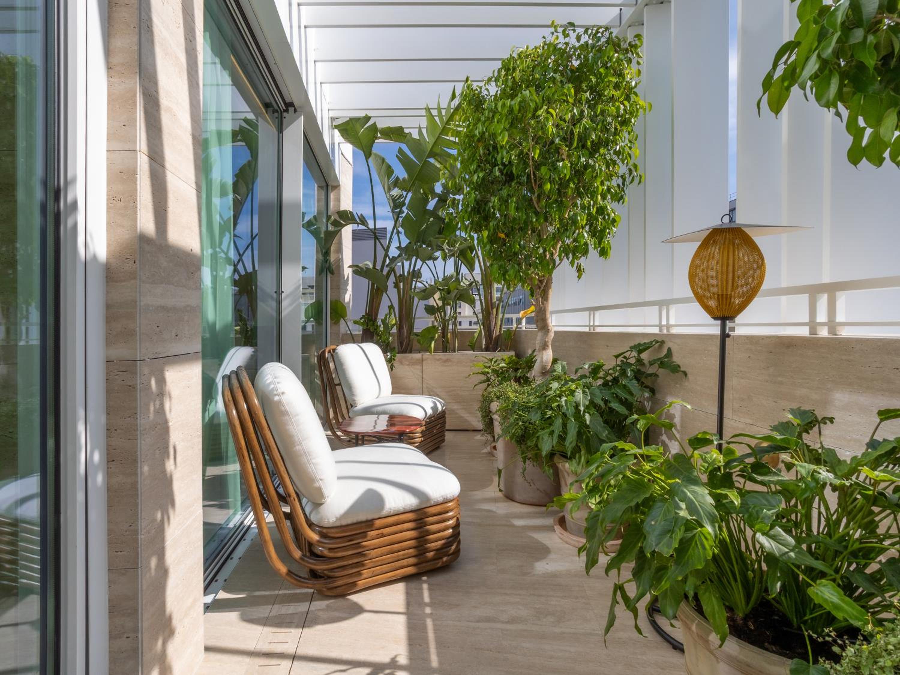 Contemporary Suite with Balcony - Photo 2