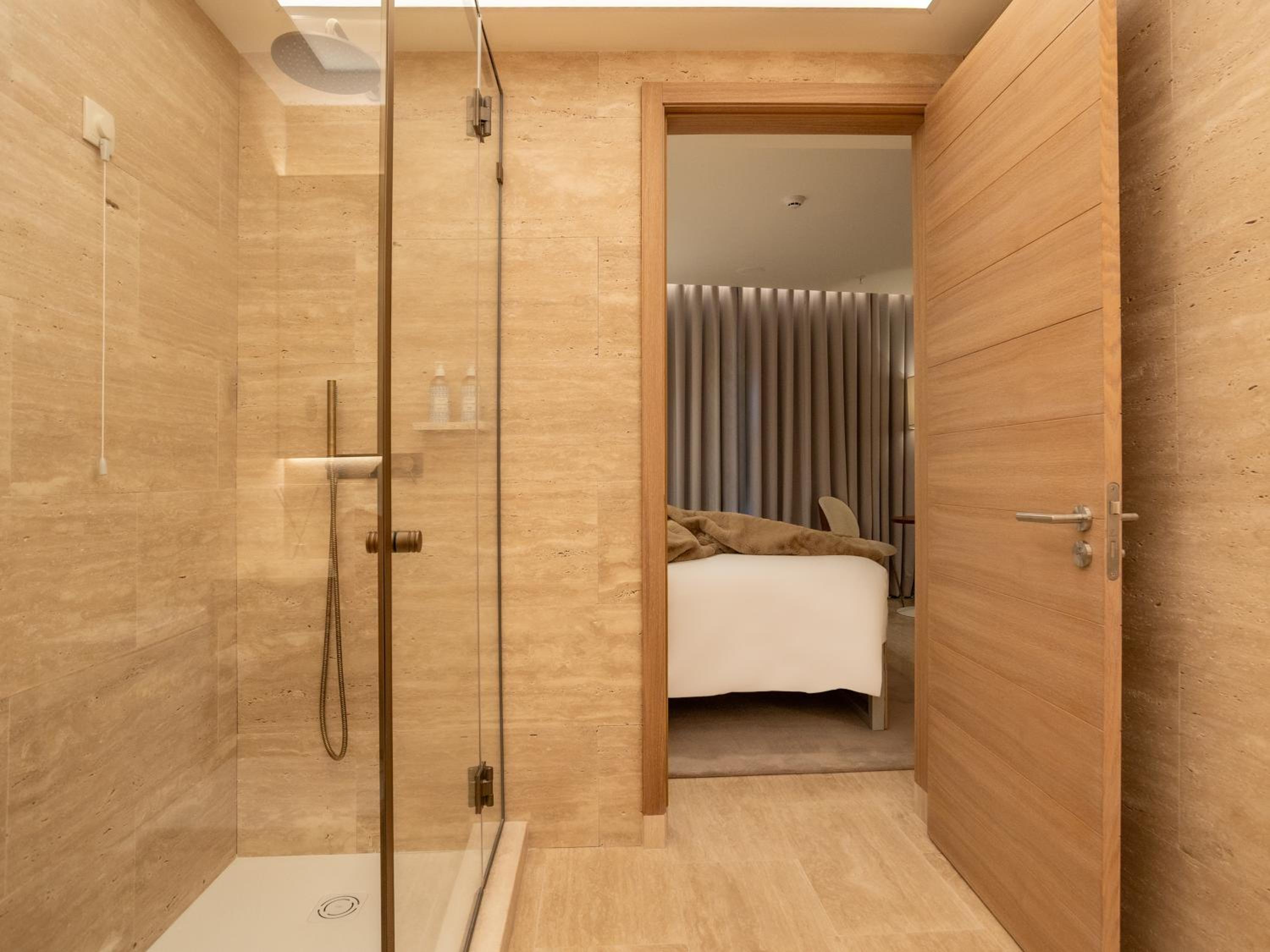 Contemporary Suite with Balcony - Photo 10