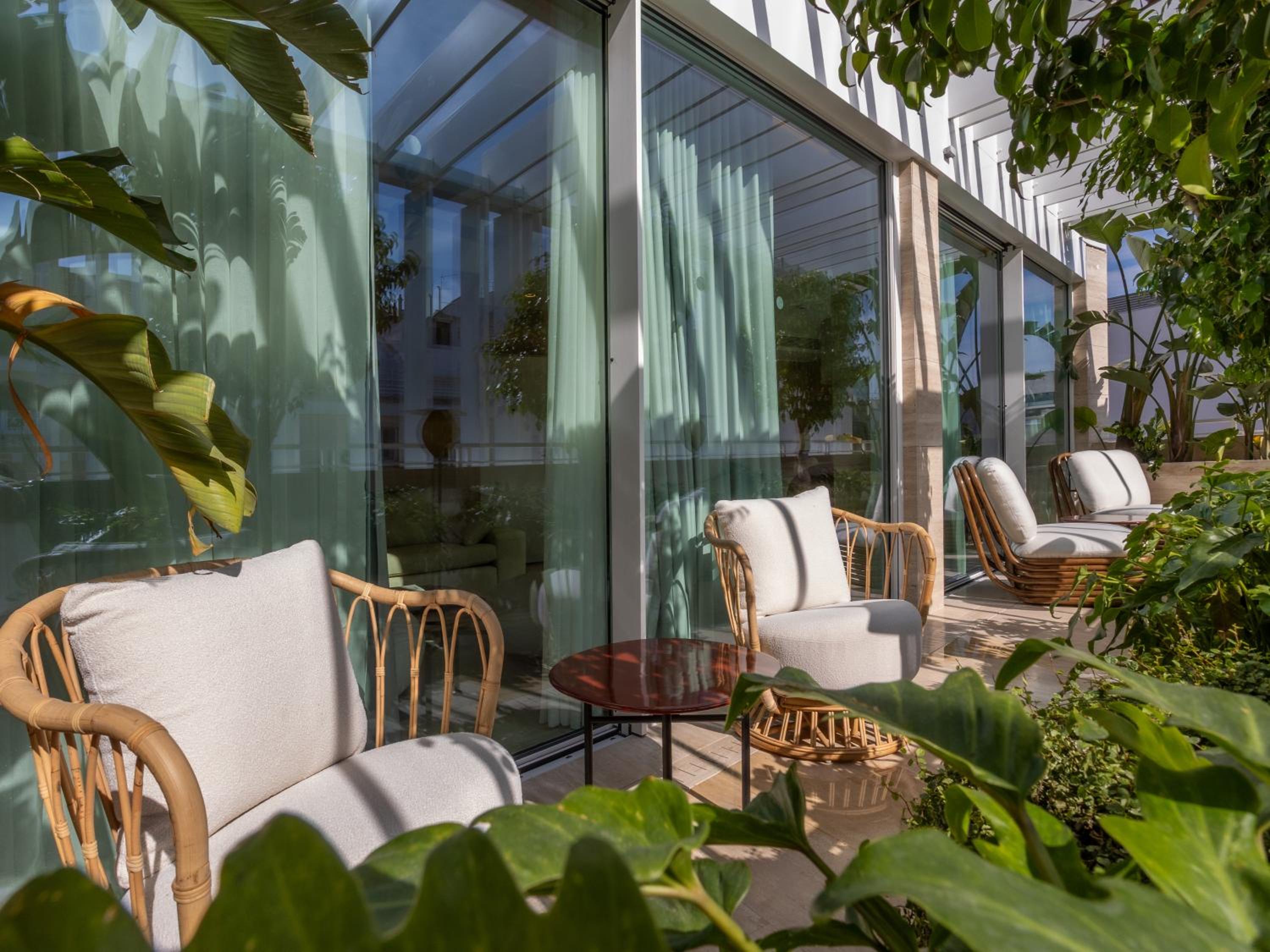 Contemporary Suite with Balcony - Photo 5