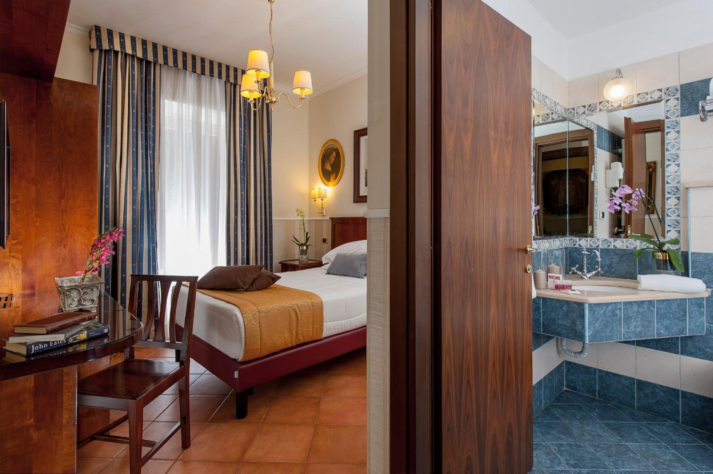 Double or Twin Room with Private Bathroom photo 2