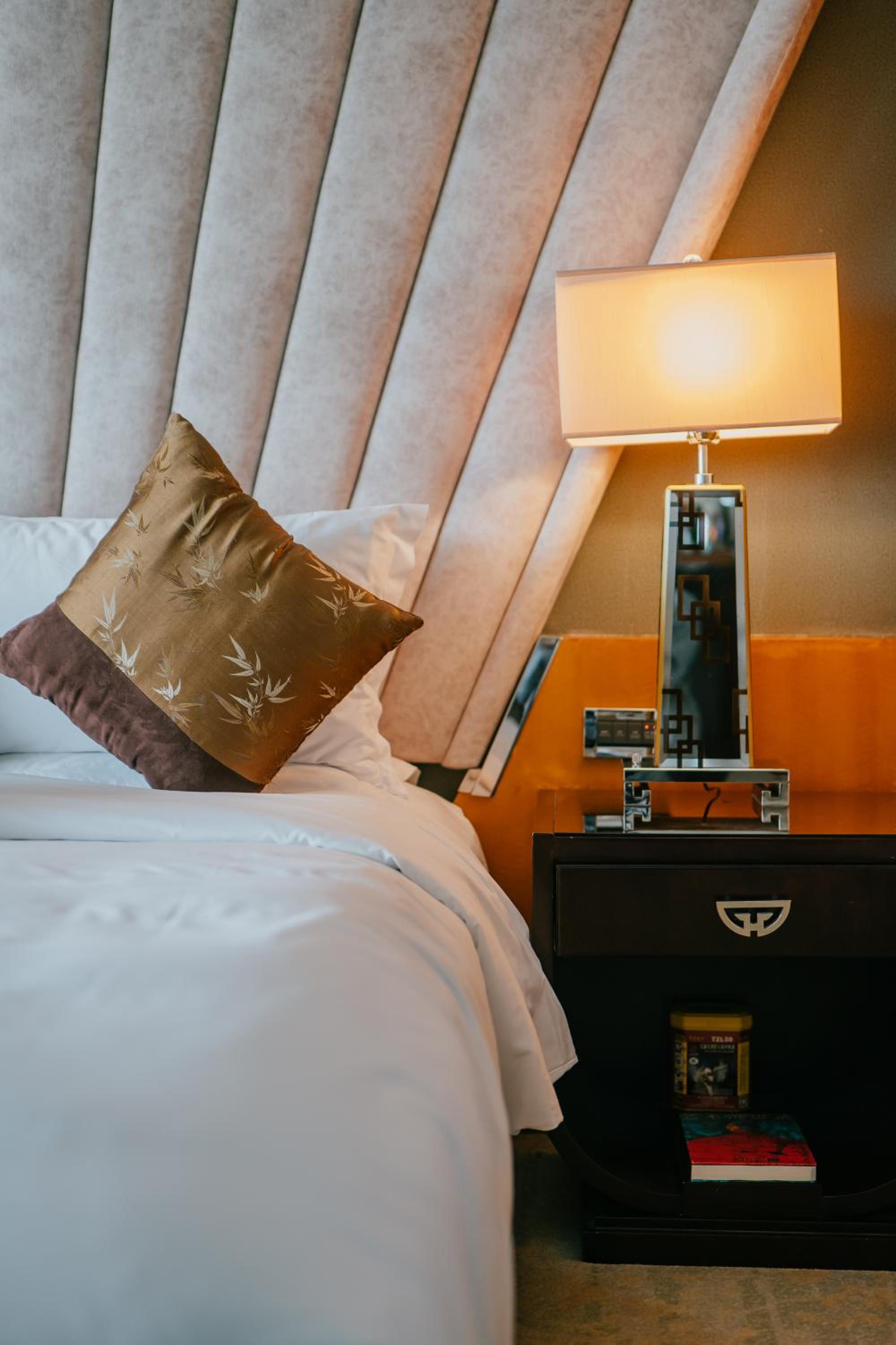 Premium Room with One King Bed and One Single Bed - Photo 2