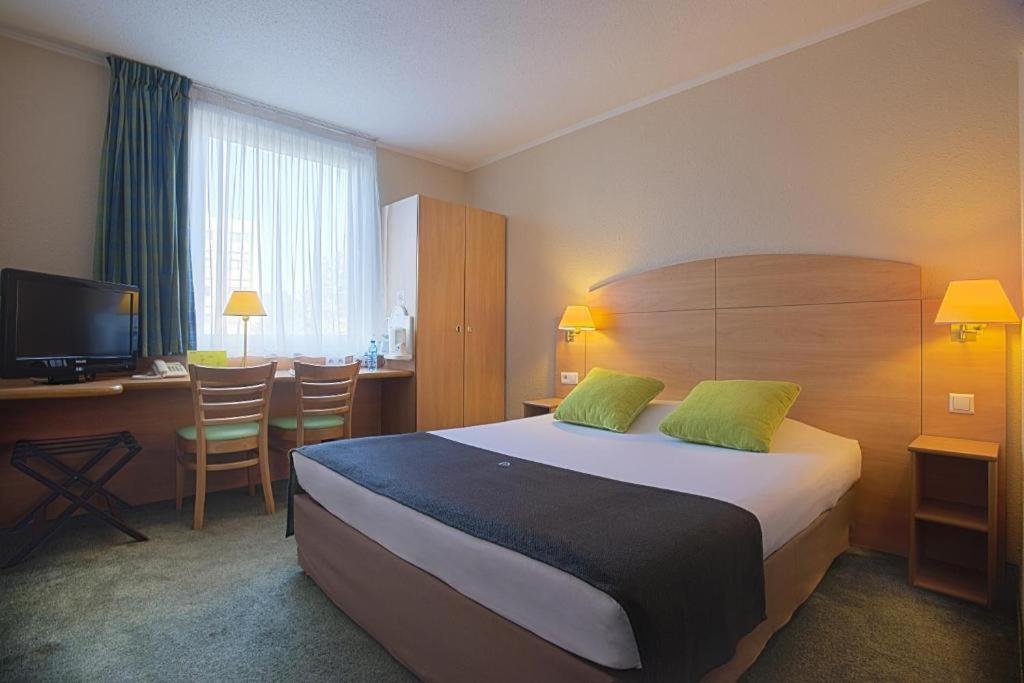 Standard Room - 1 Queen Bed - Photo 4