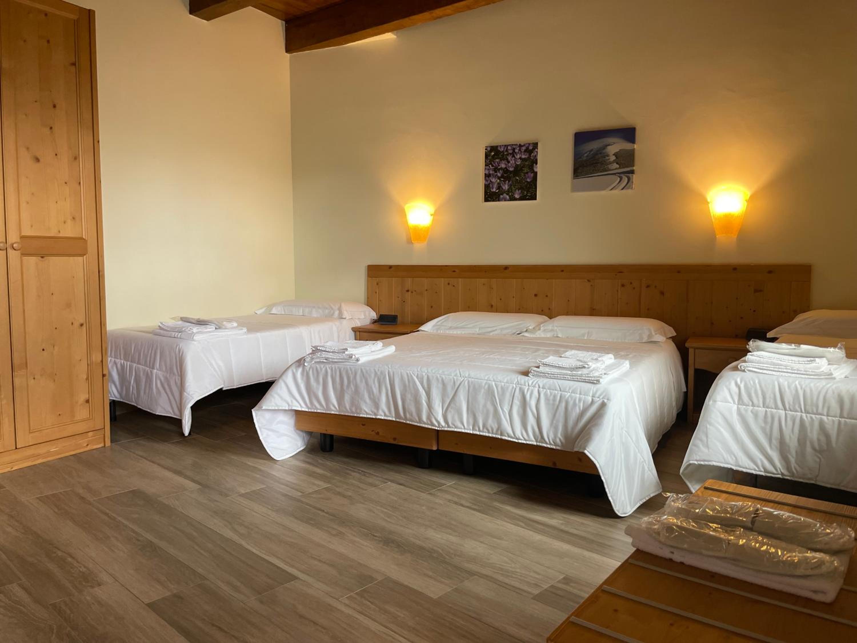 Quadruple Room with Private Bathroom photo 2