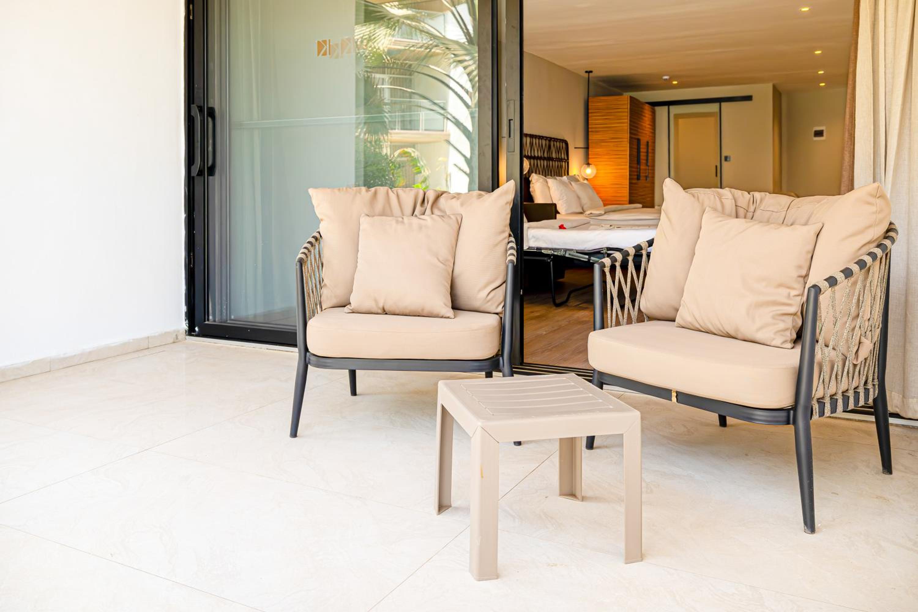 Family Room with Garden View - Photo 2