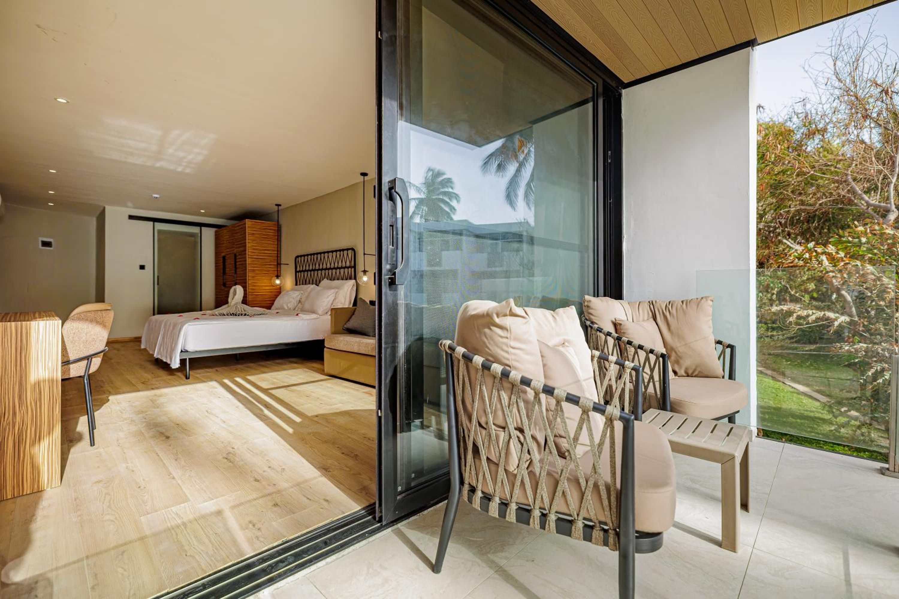 Family Room with Garden View - Photo 10