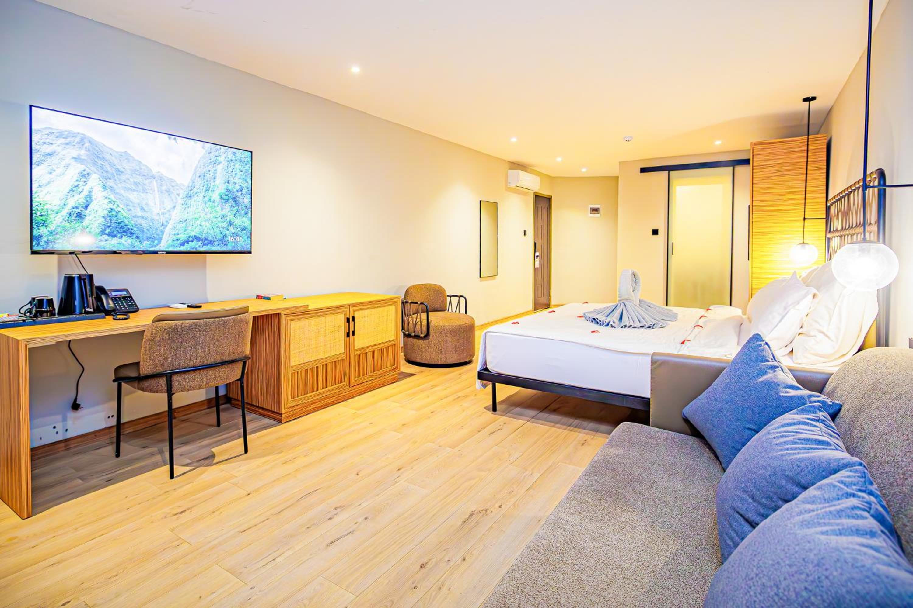 Family Room with Garden View - Photo 12