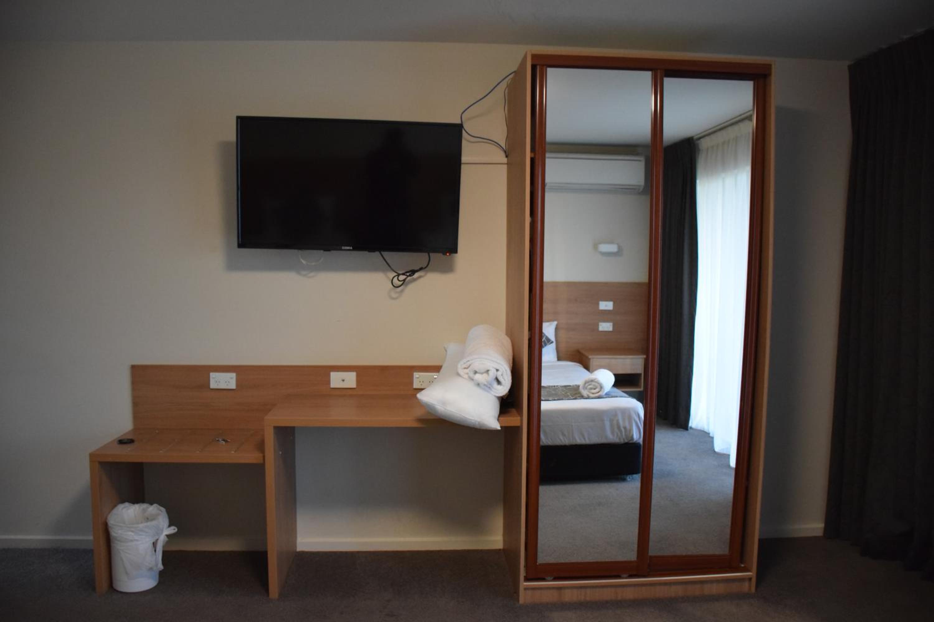 Studio Apartment with Balcony photo 2