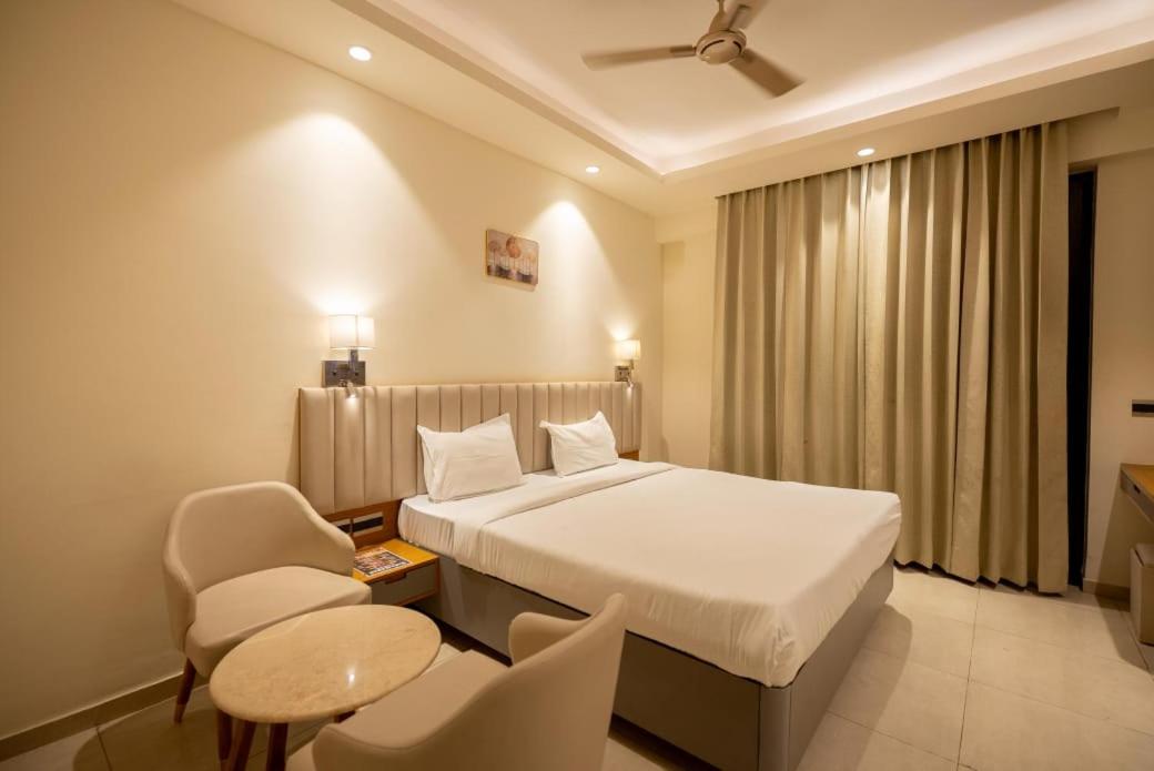 Deluxe King Room photo 2