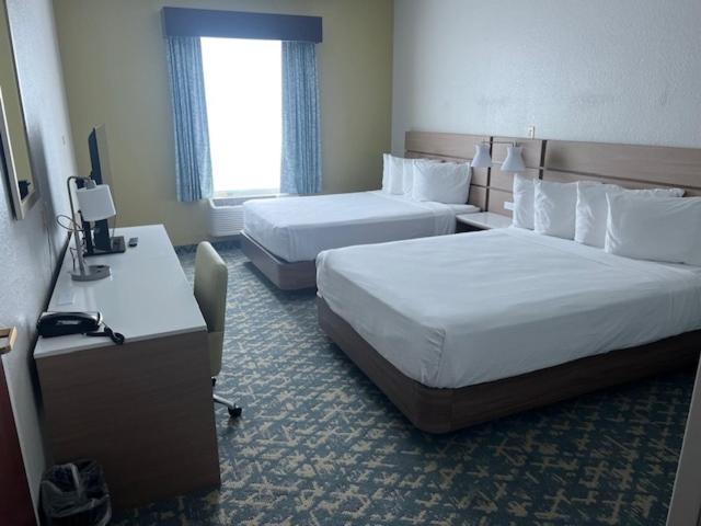 Queen Room with Two Queen Beds - Non-Smoking - Photo 1