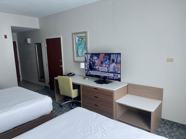 Queen Room with Two Queen Beds - Non-Smoking - Photo 2