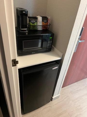 Queen Room with Two Queen Beds - Non-Smoking - Photo 5