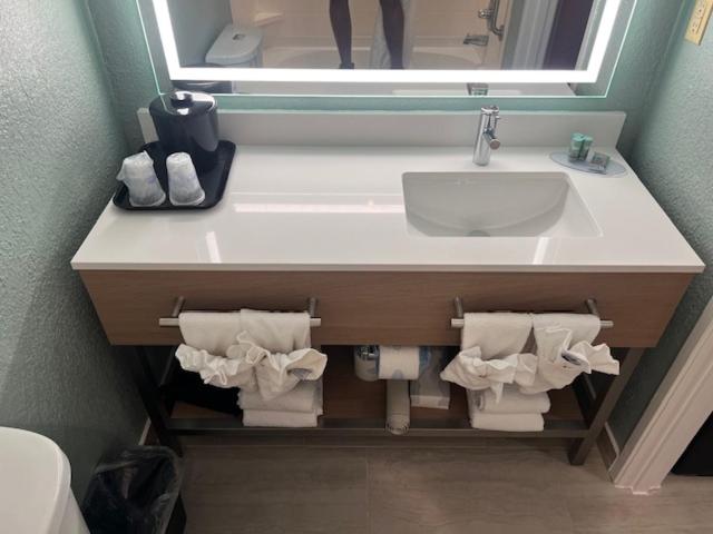 Queen Room with Two Queen Beds - Hearing Accessible - Photo 5