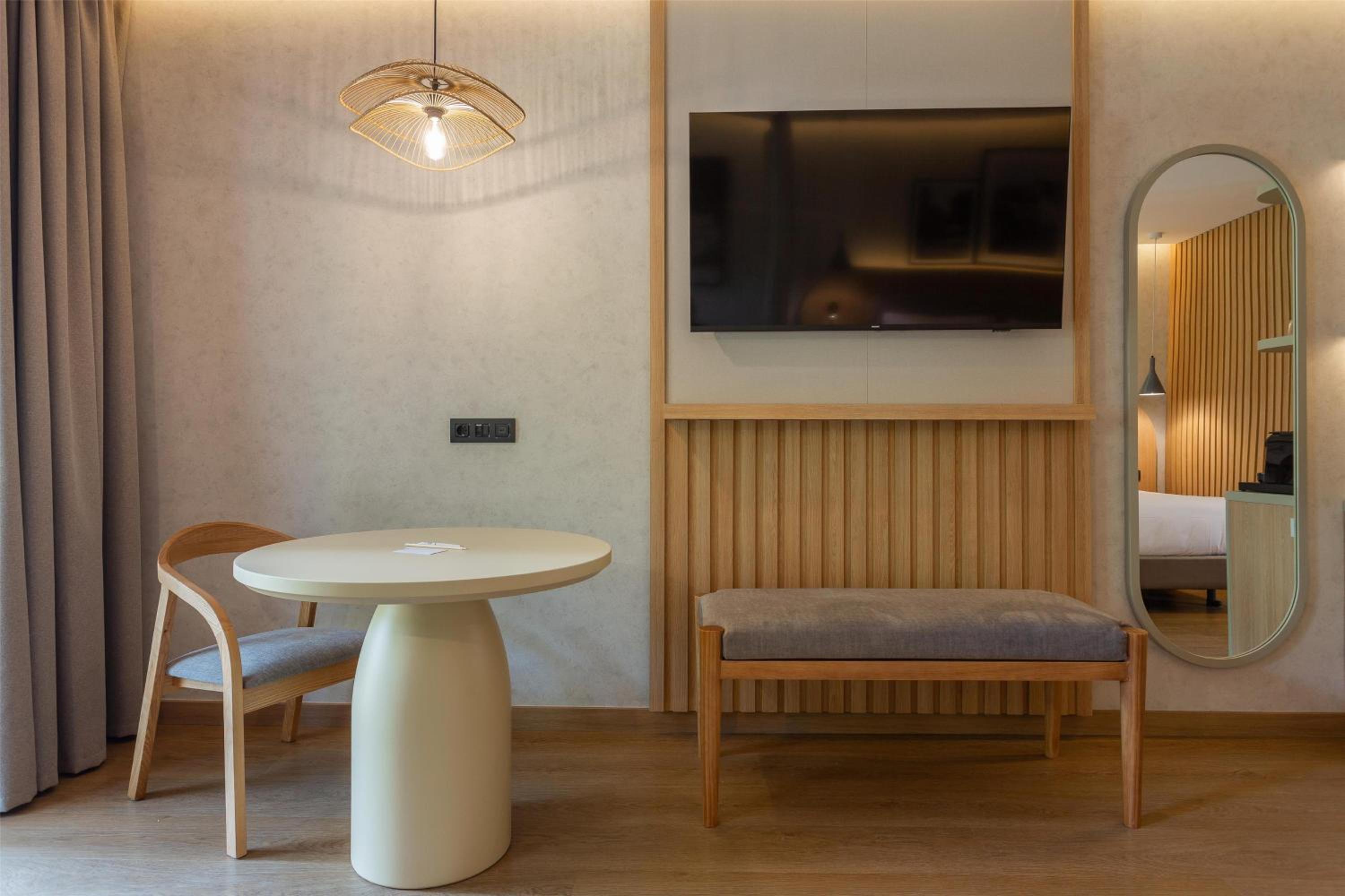 One-Bedroom Apartment - Photo 2